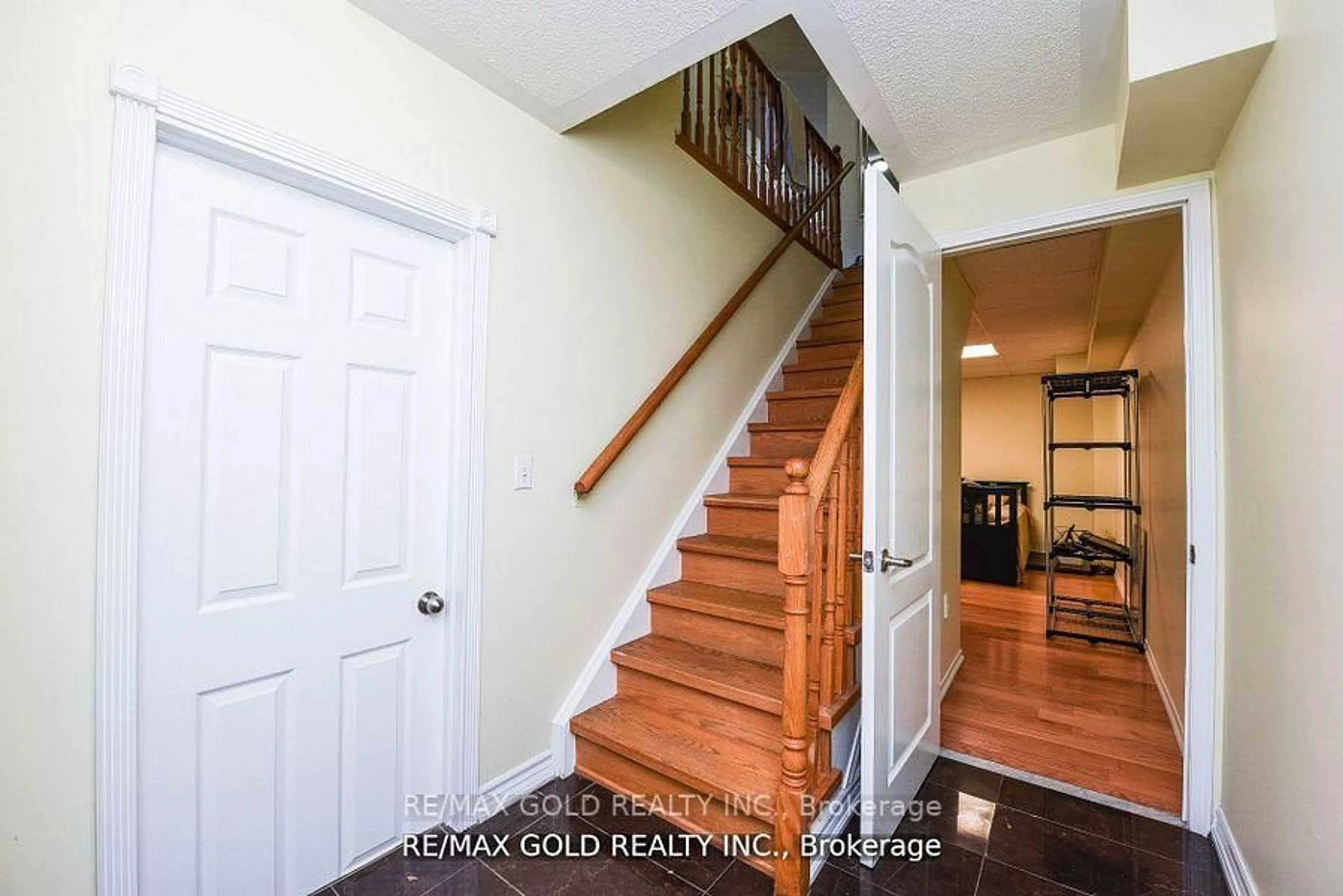 Indoor entryway for 7190 Atwood Lane #58, Mississauga Ontario L5N 7Y6