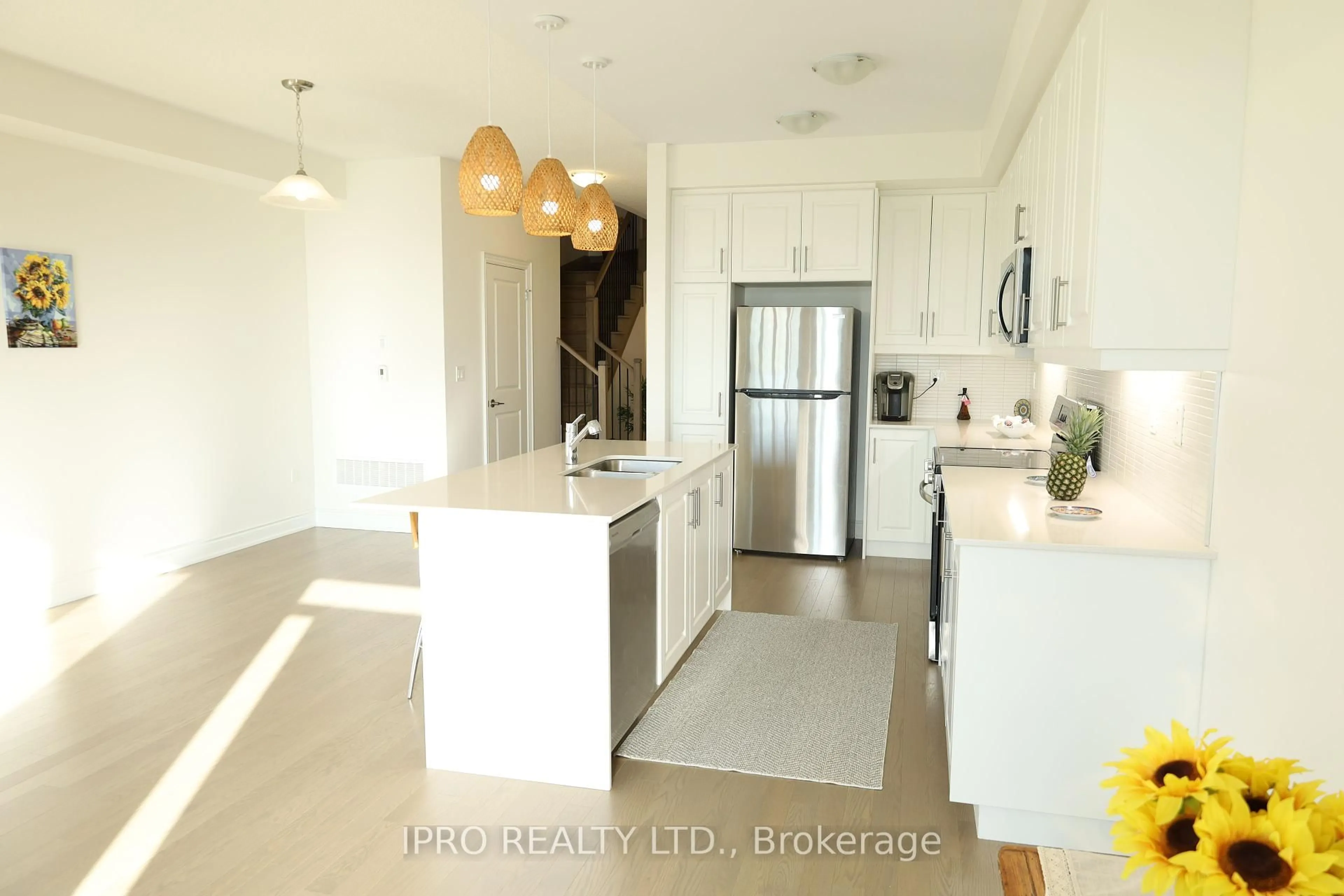 Open concept kitchen, ceramic/tile floor for 102 BERMONDSEY Way, Brampton Ontario L6Y 6K9