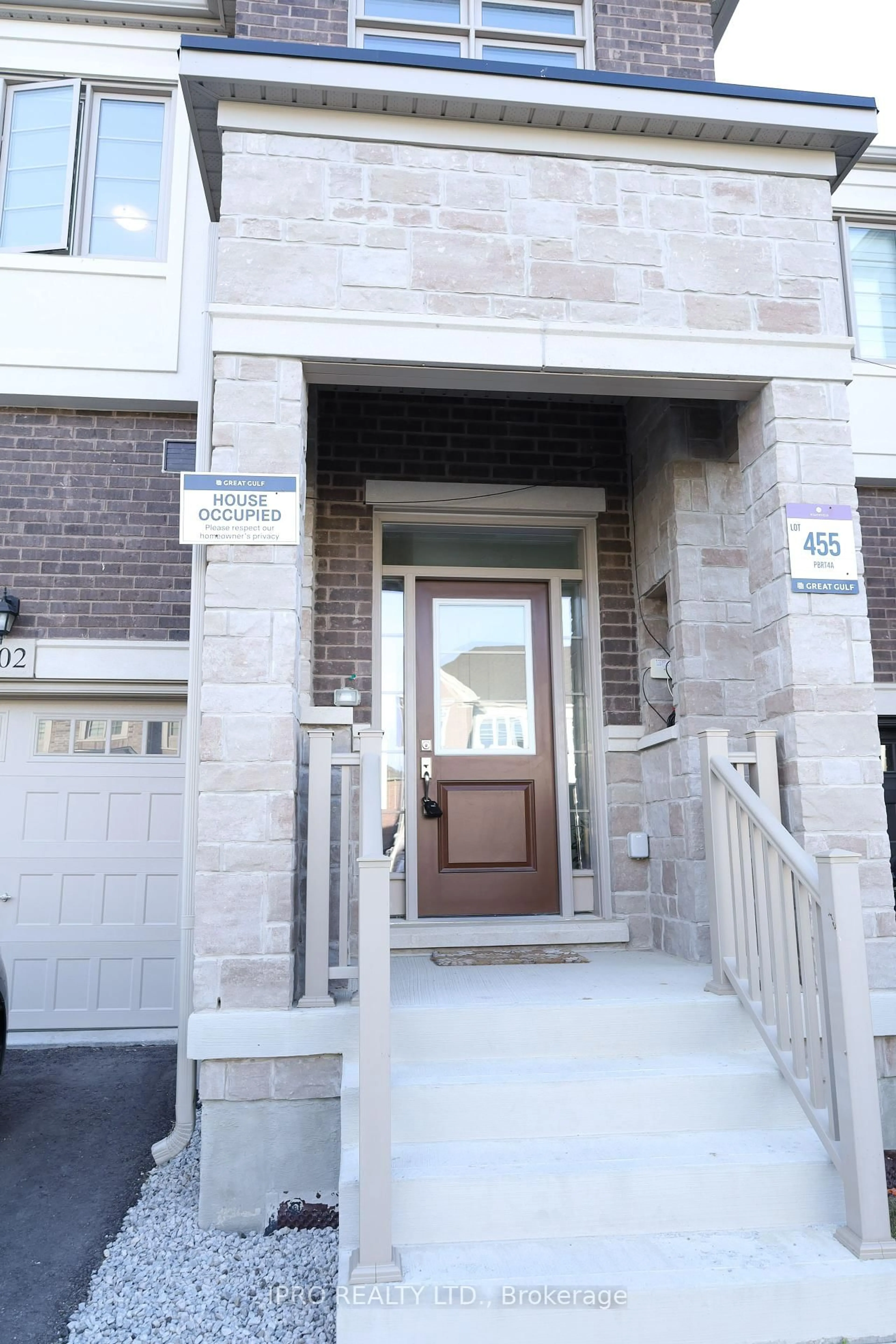 Indoor foyer for 102 BERMONDSEY Way, Brampton Ontario L6Y 6K9