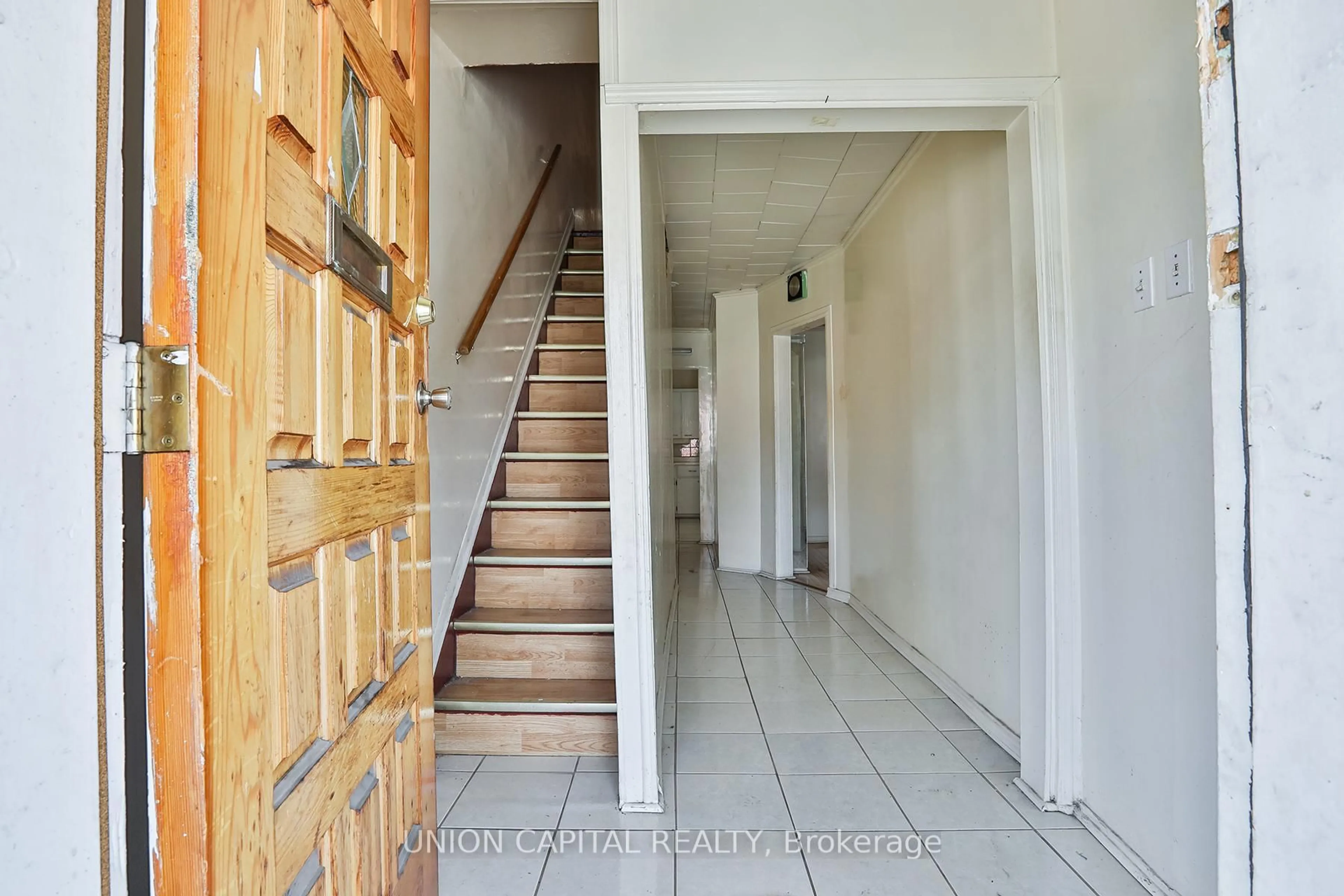 Indoor foyer for 23 Nickle St, Toronto Ontario M6M 2H7