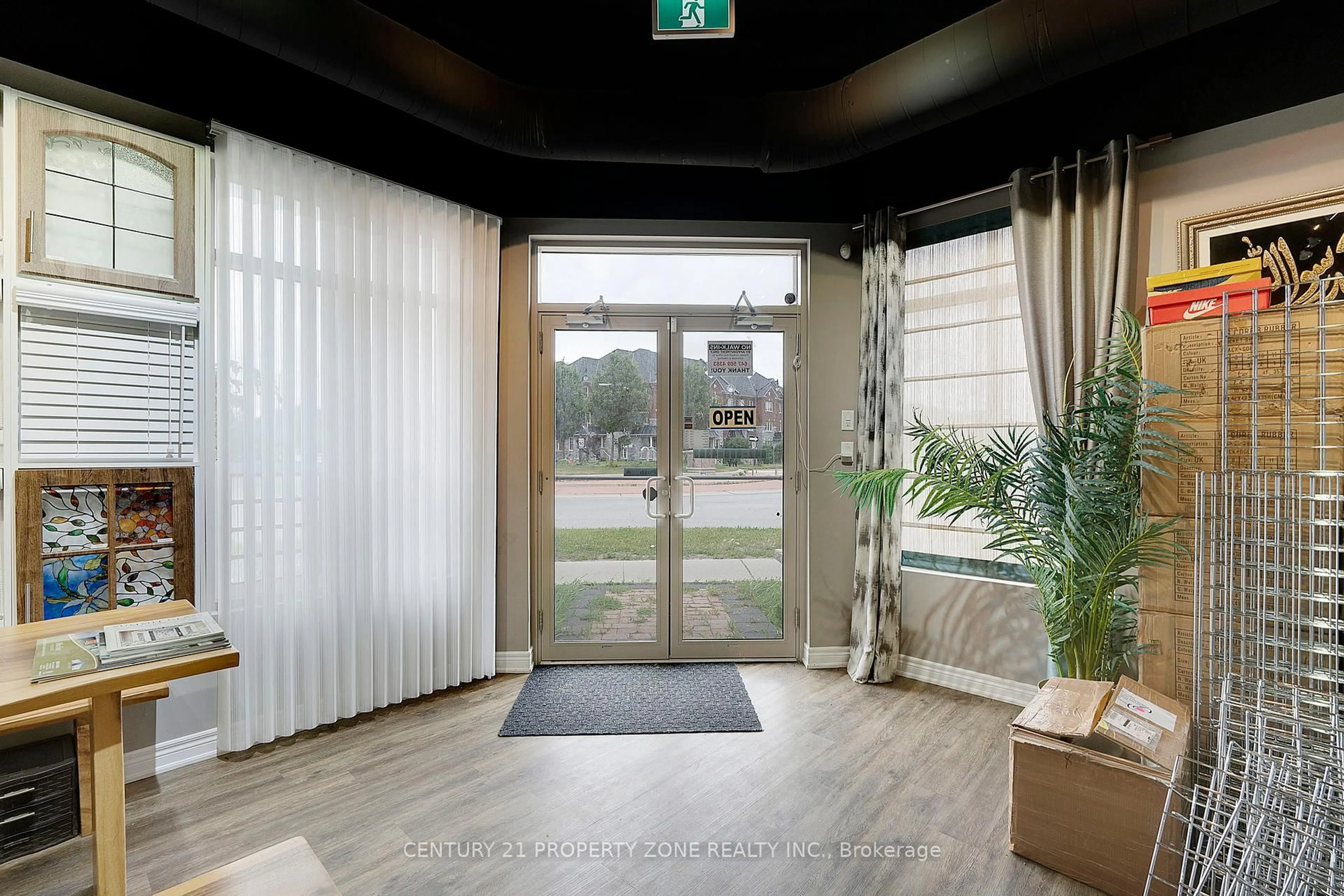 Indoor foyer for 28 Wardenwood Dr, Brampton Ontario L6R 3W4