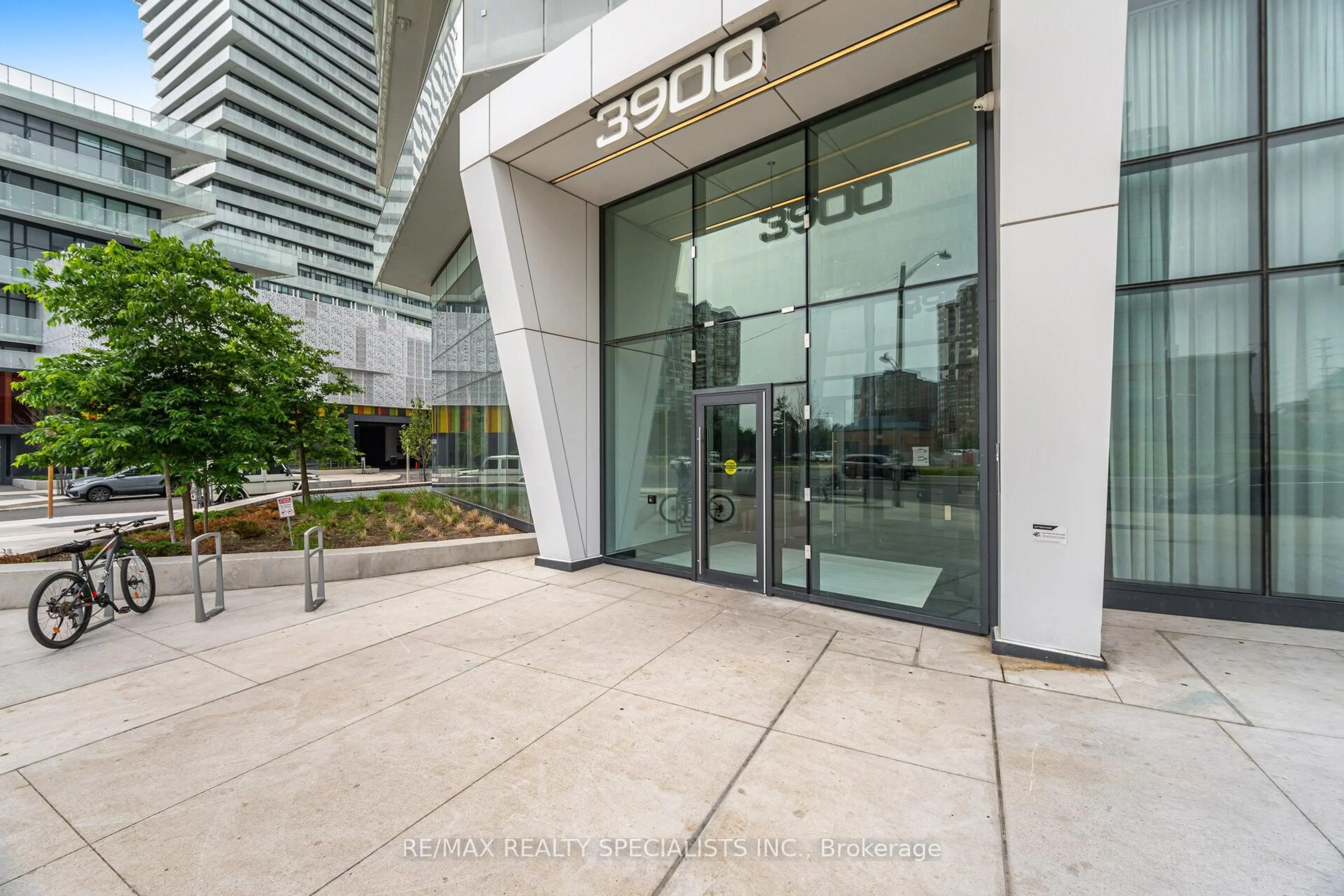 Patio, building for 3900 Confederation Pkwy #3308, Mississauga Ontario L5B 0K7