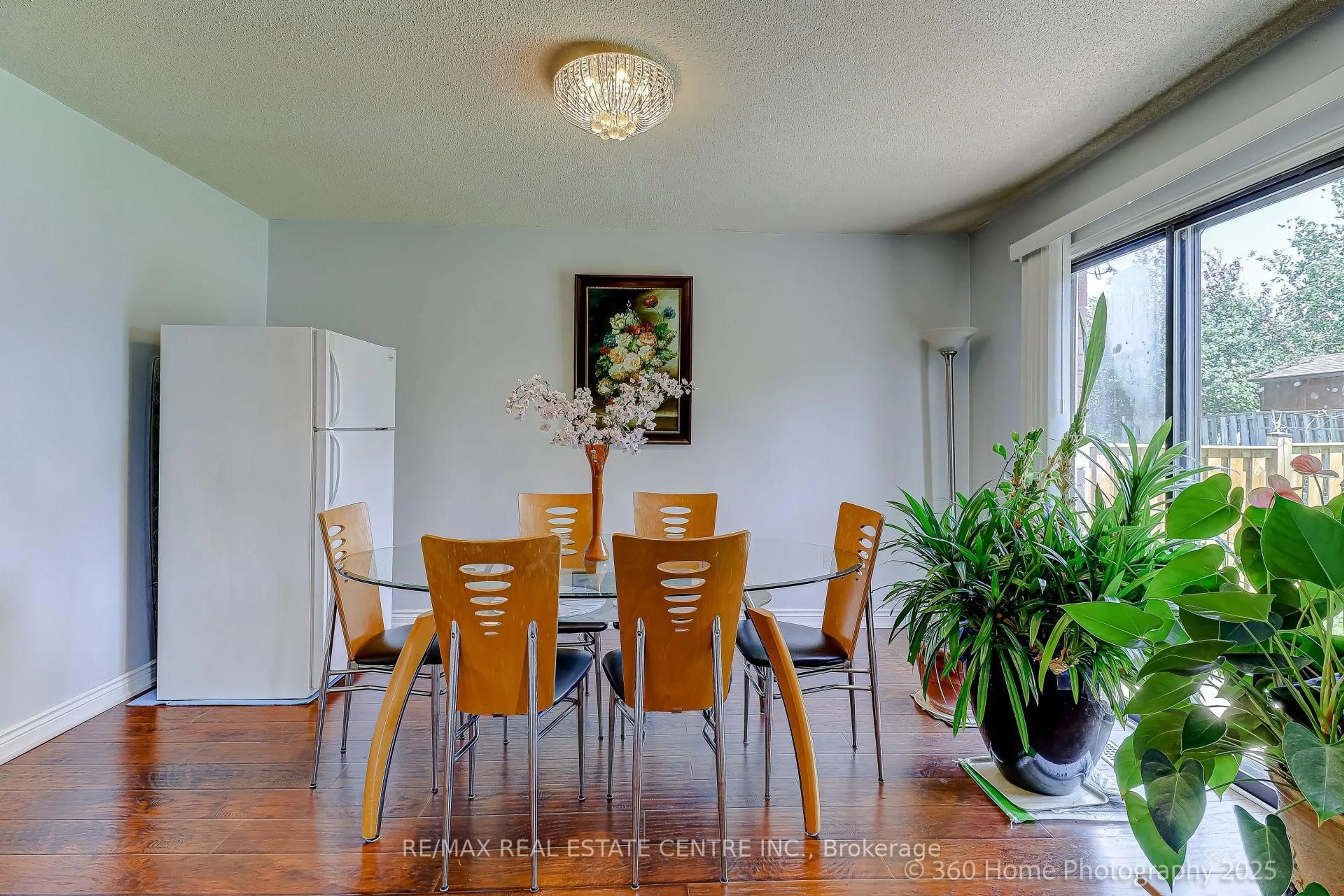 Dining room, wood/laminate floor for 4236 Forest Fire Lane, Mississauga Ontario L4W 3P4