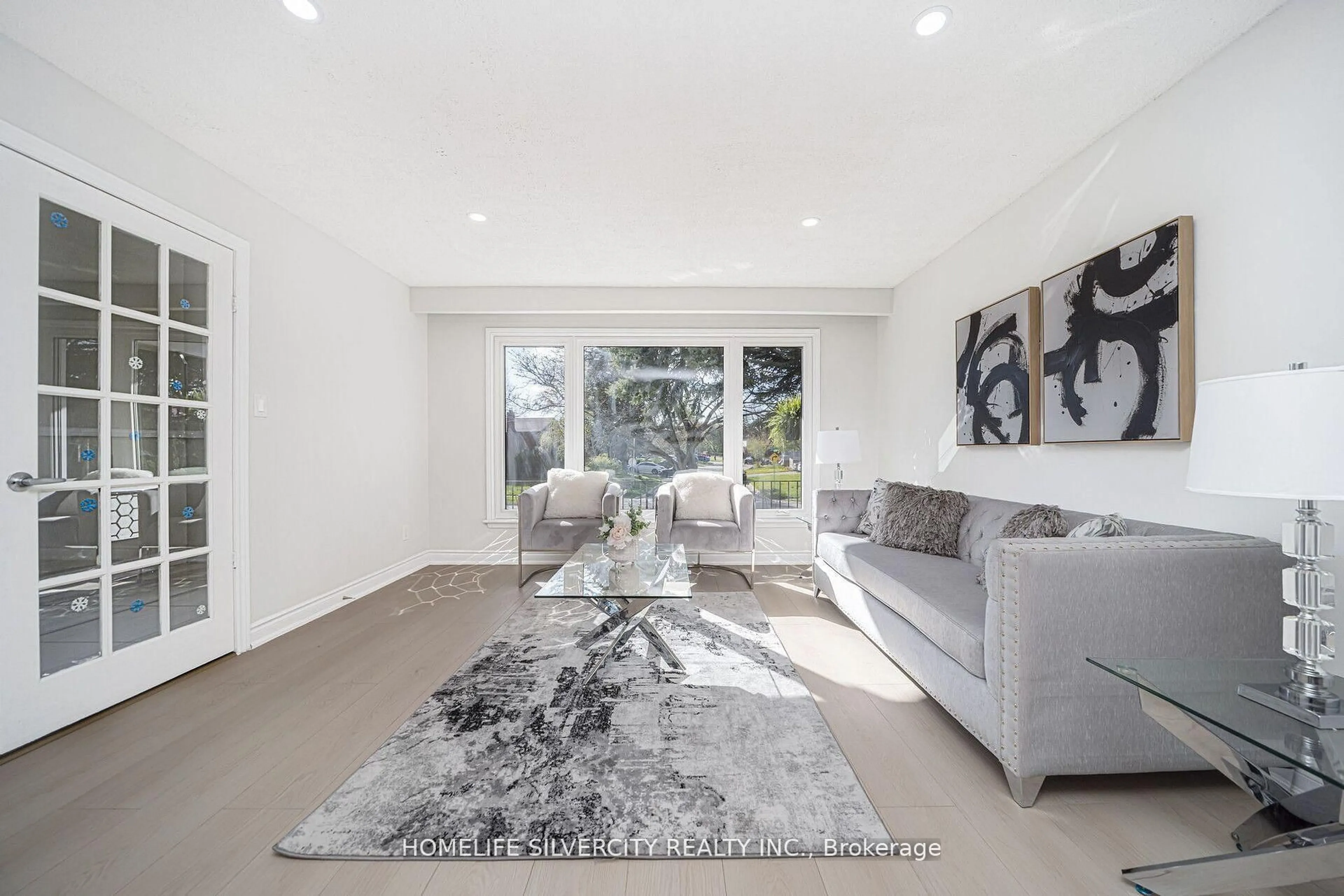 Living room with furniture, carpet floor for 71 Massey St, Brampton Ontario L6S 3A3