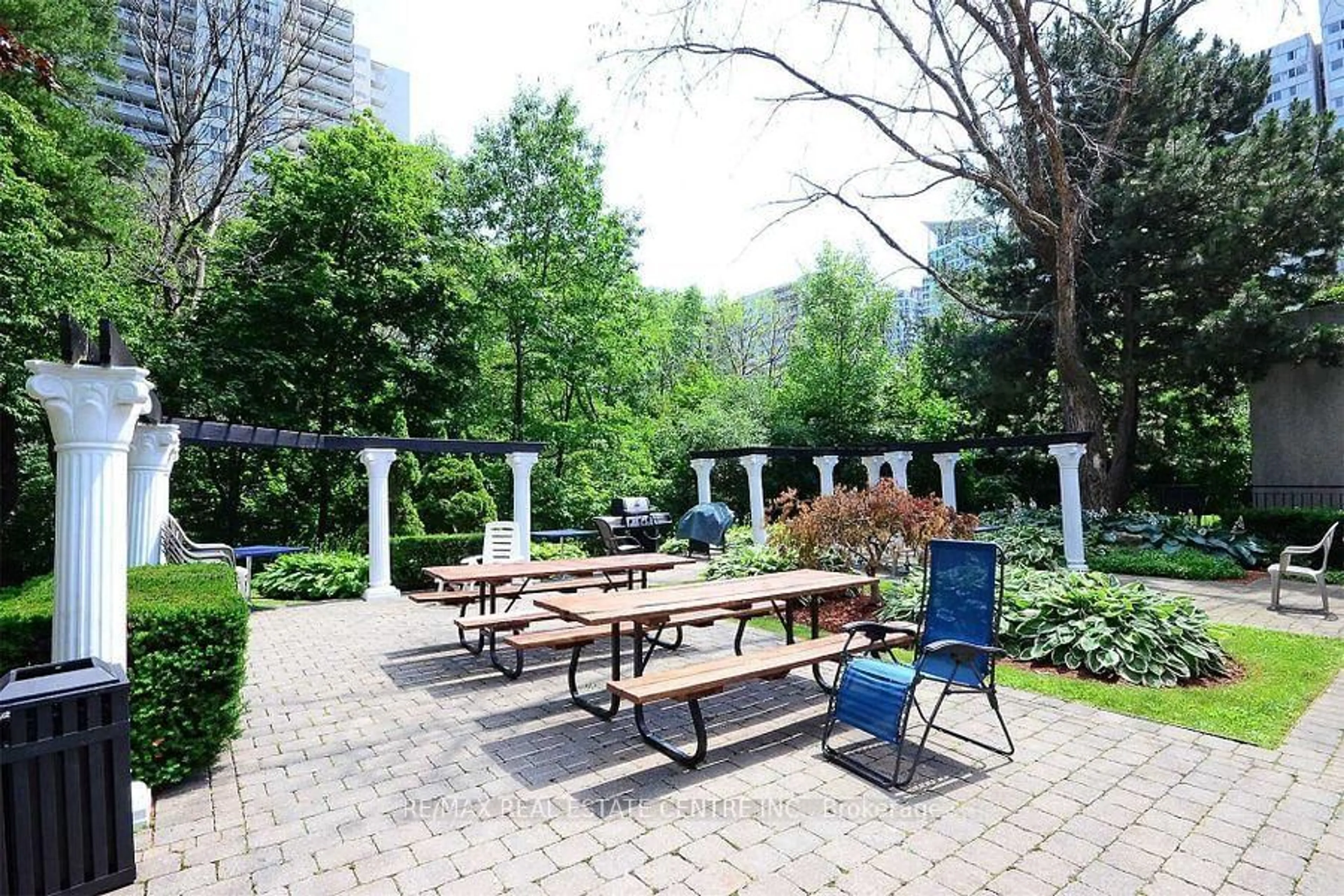 Patio, street for 3695 Kaneff Cres #211, Mississauga Ontario L5A 4B6
