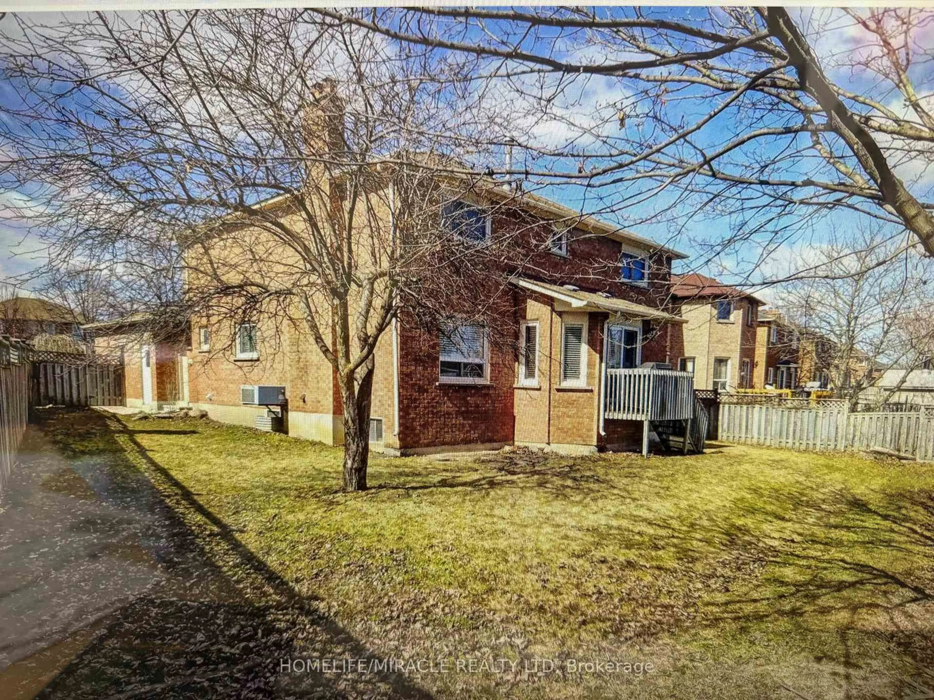 A pic from outside/outdoor area/front of a property/back of a property/a pic from drone, street for 30 Worth Ave, Brampton Ontario L6X 3V9