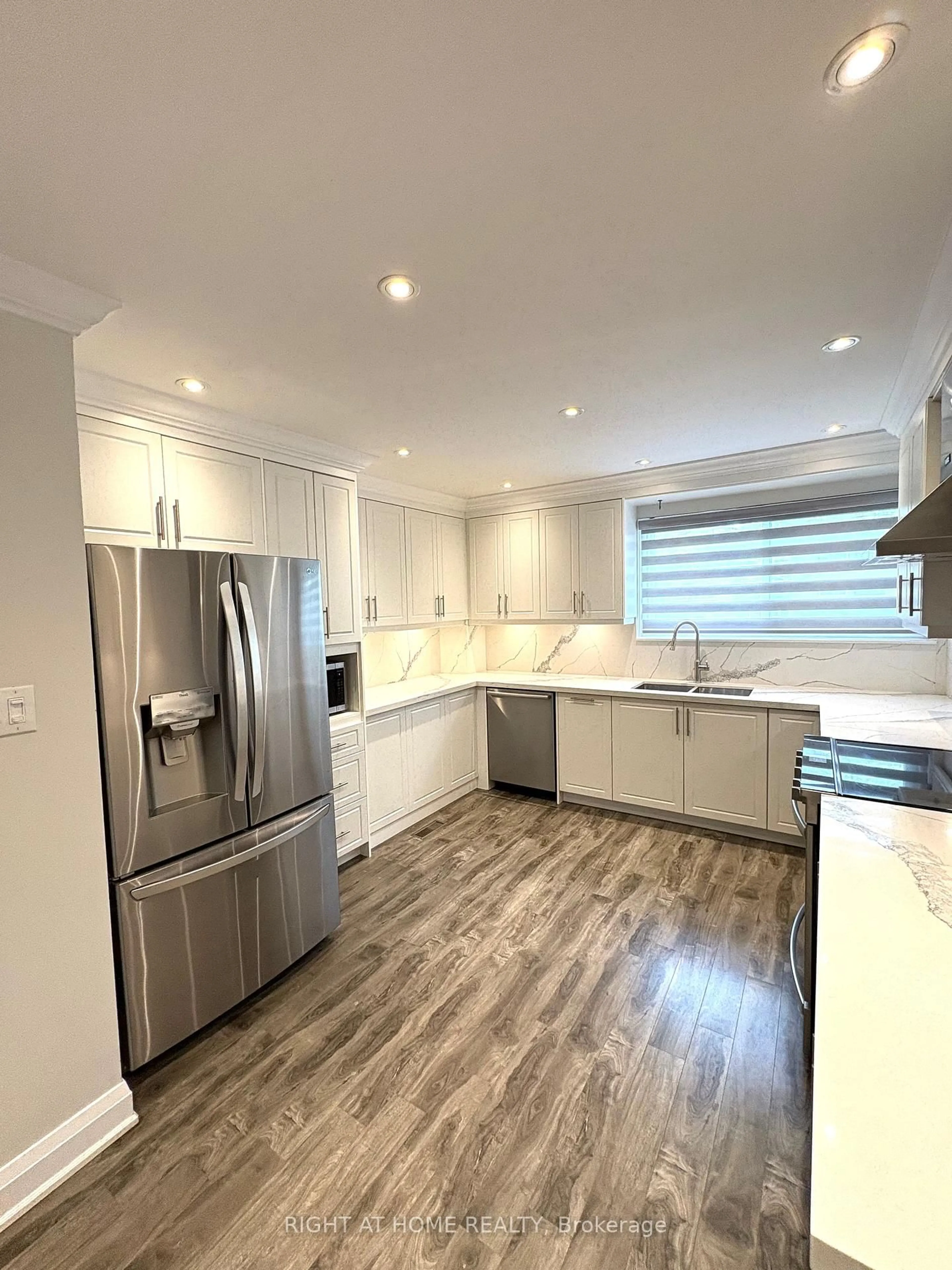Open concept kitchen, wood/laminate floor for 5473 Schueller Cres, Burlington Ontario L7L 3T1