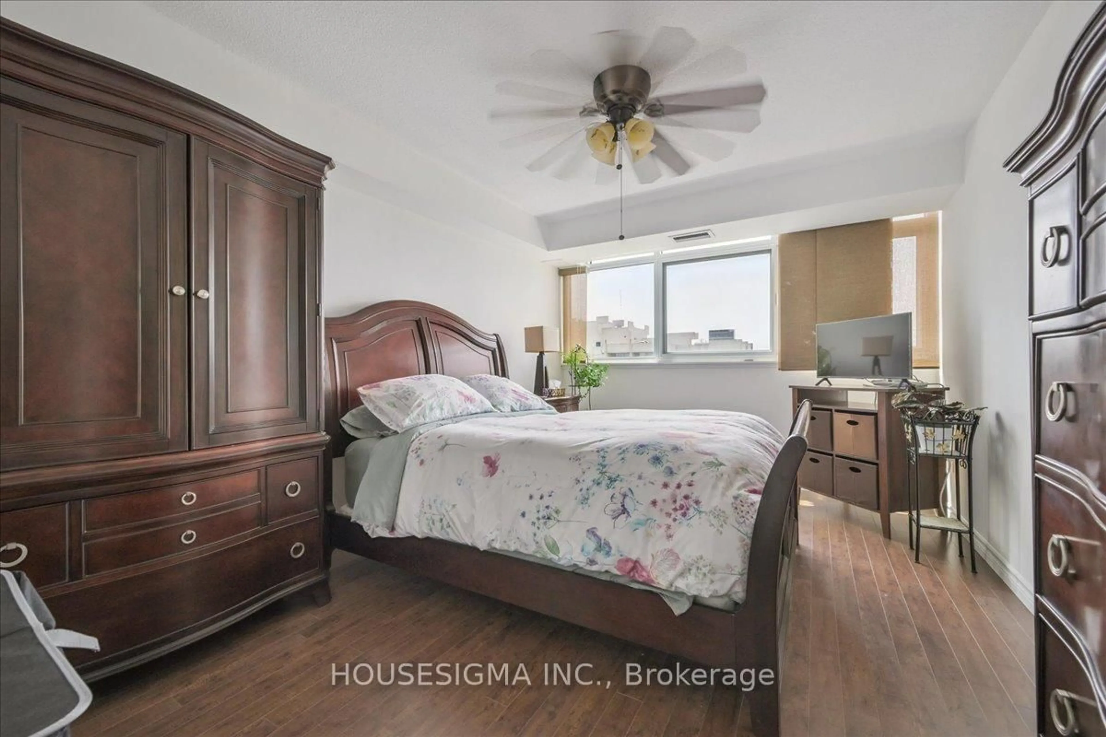 Bedroom with bed, ceramic/tile floor for 1359 White Oaks Blvd #1605, Oakville Ontario L6H 2R8