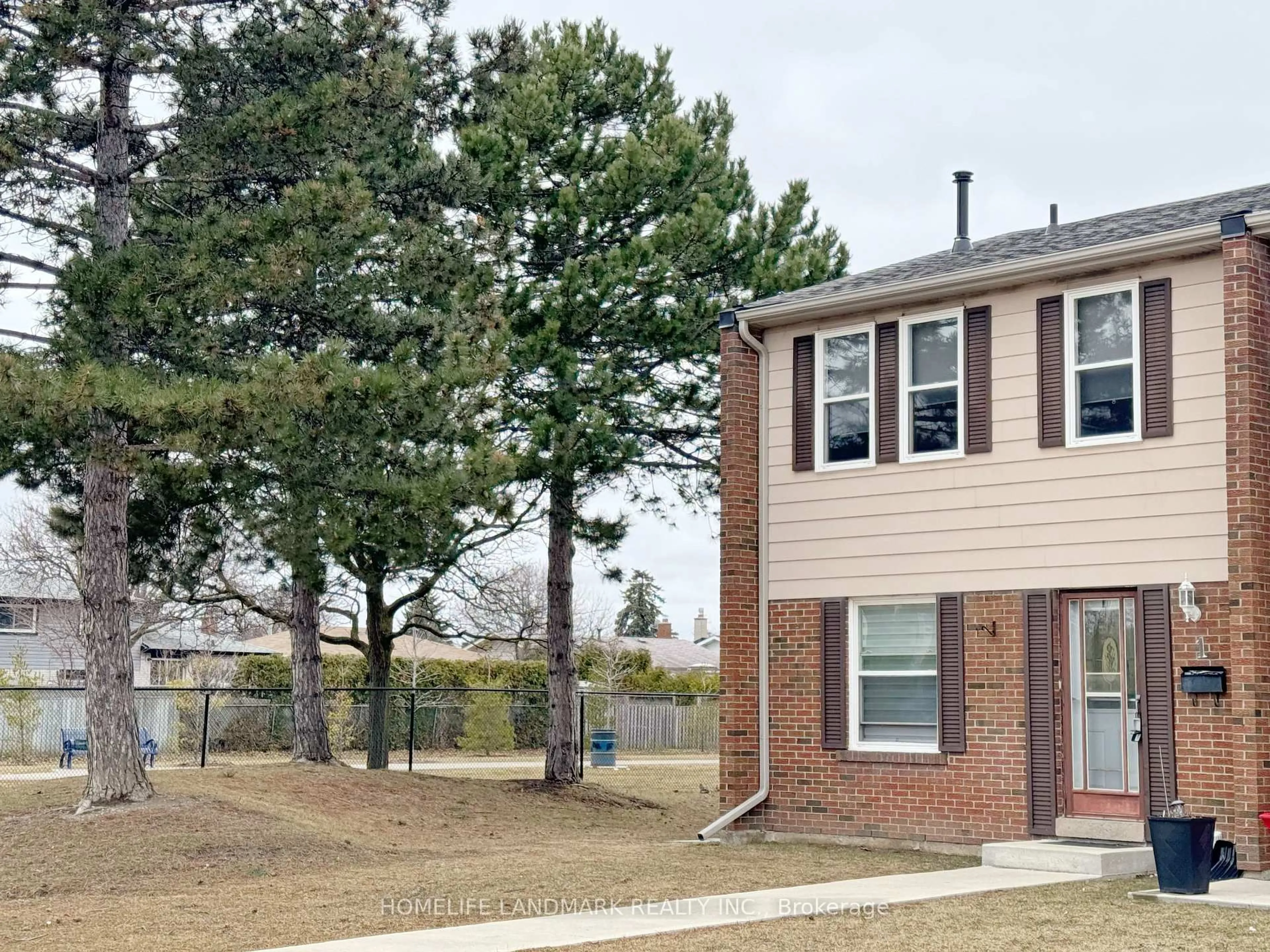 Home with brick exterior material, street for 900 Central Park Dr #1, Brampton Ontario L6S 3J6