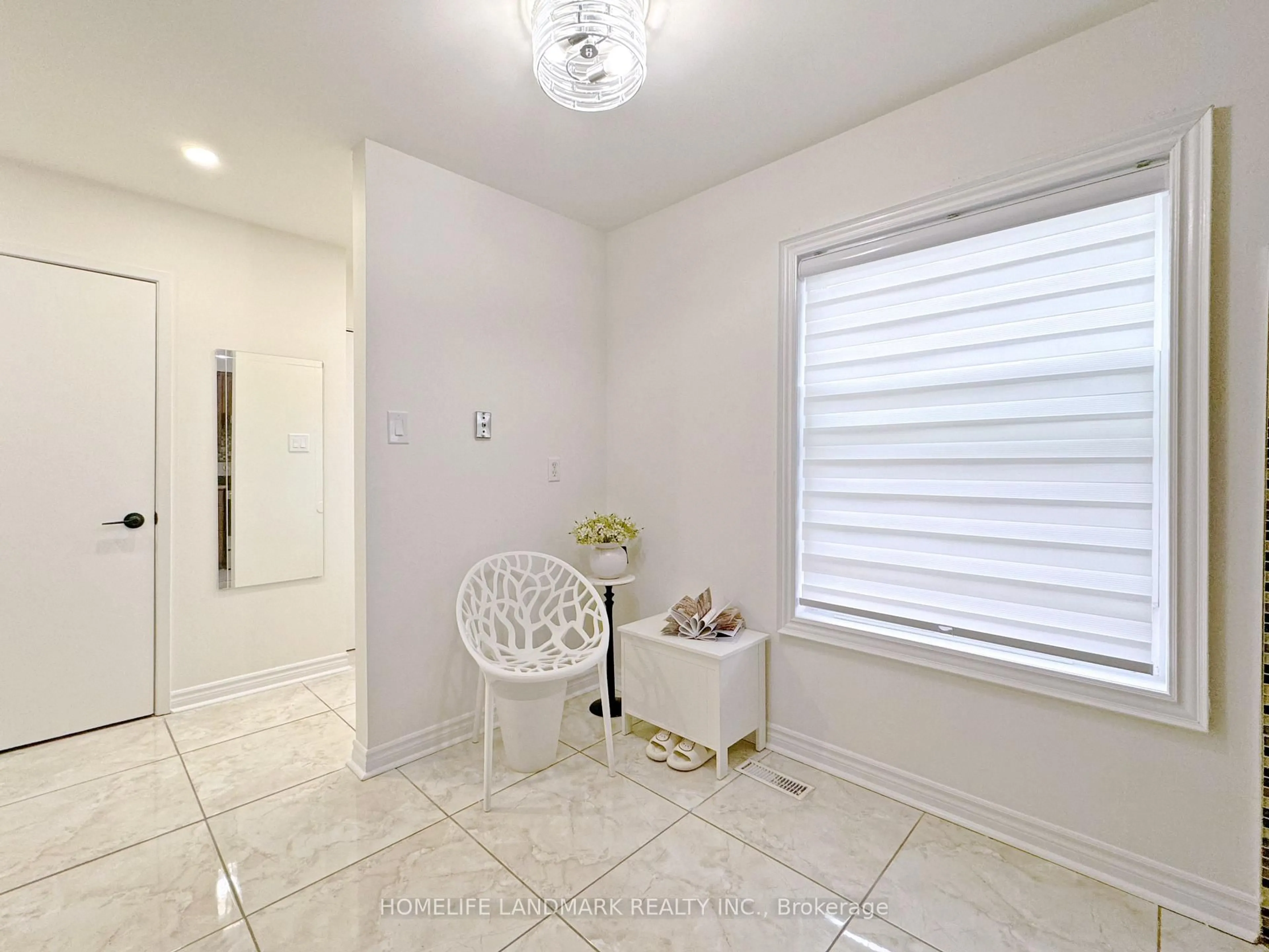 Indoor entryway for 900 Central Park Dr #1, Brampton Ontario L6S 3J6