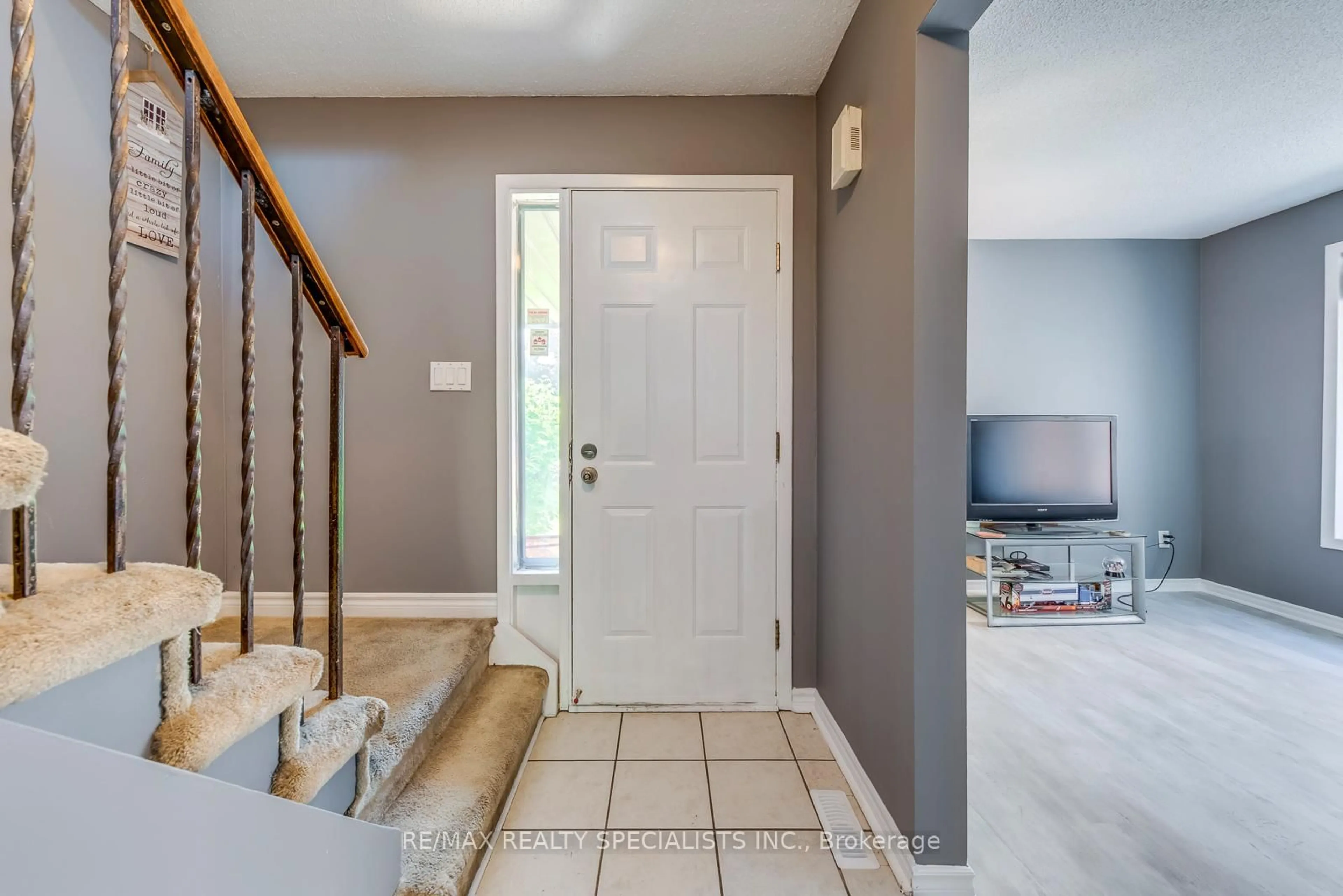 Indoor entryway for 22 Scotia Dr, Brampton Ontario L6Y 2W4