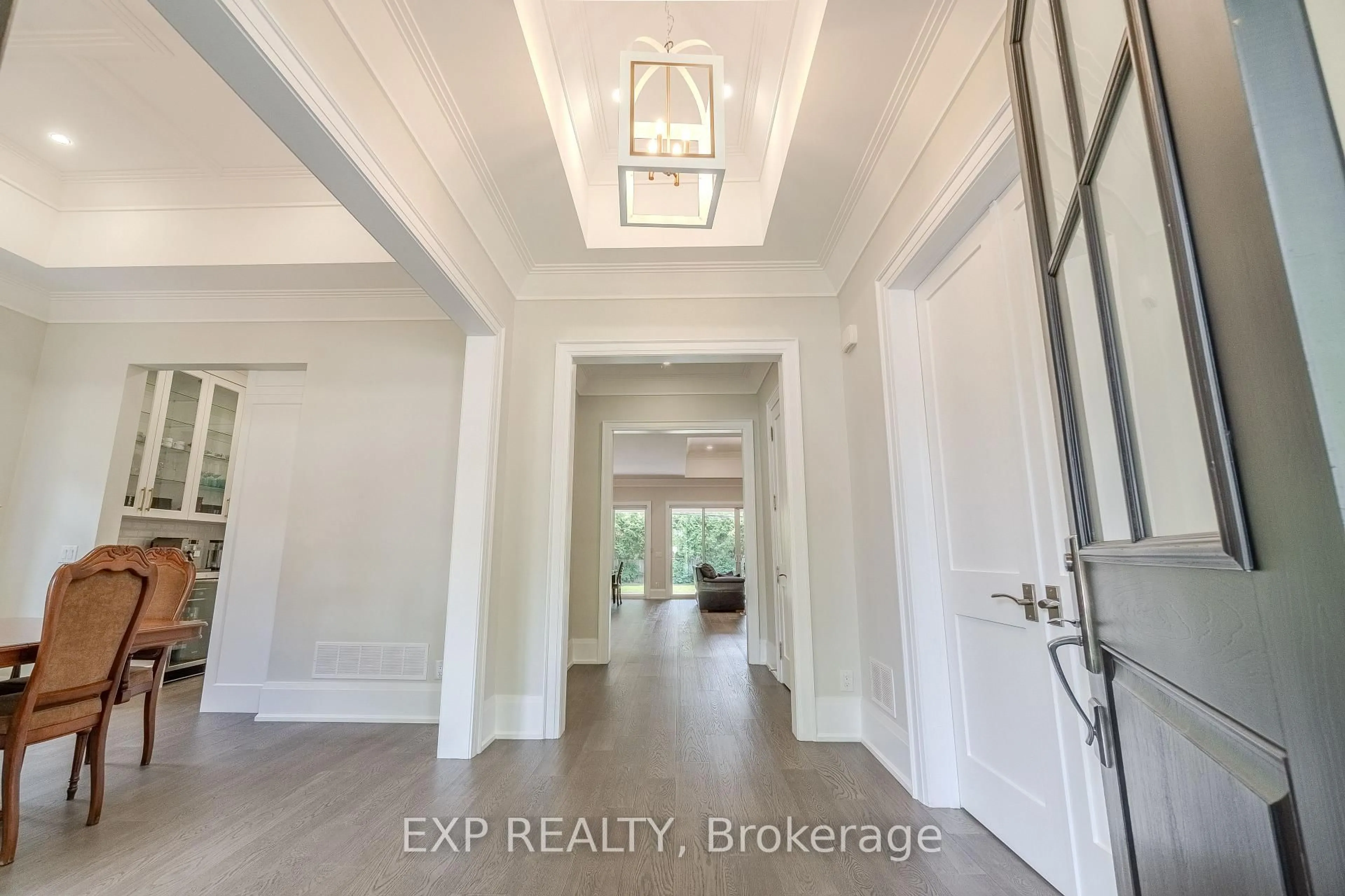 Indoor entryway for 160 White Pines Dr, Burlington Ontario L7L 4E4
