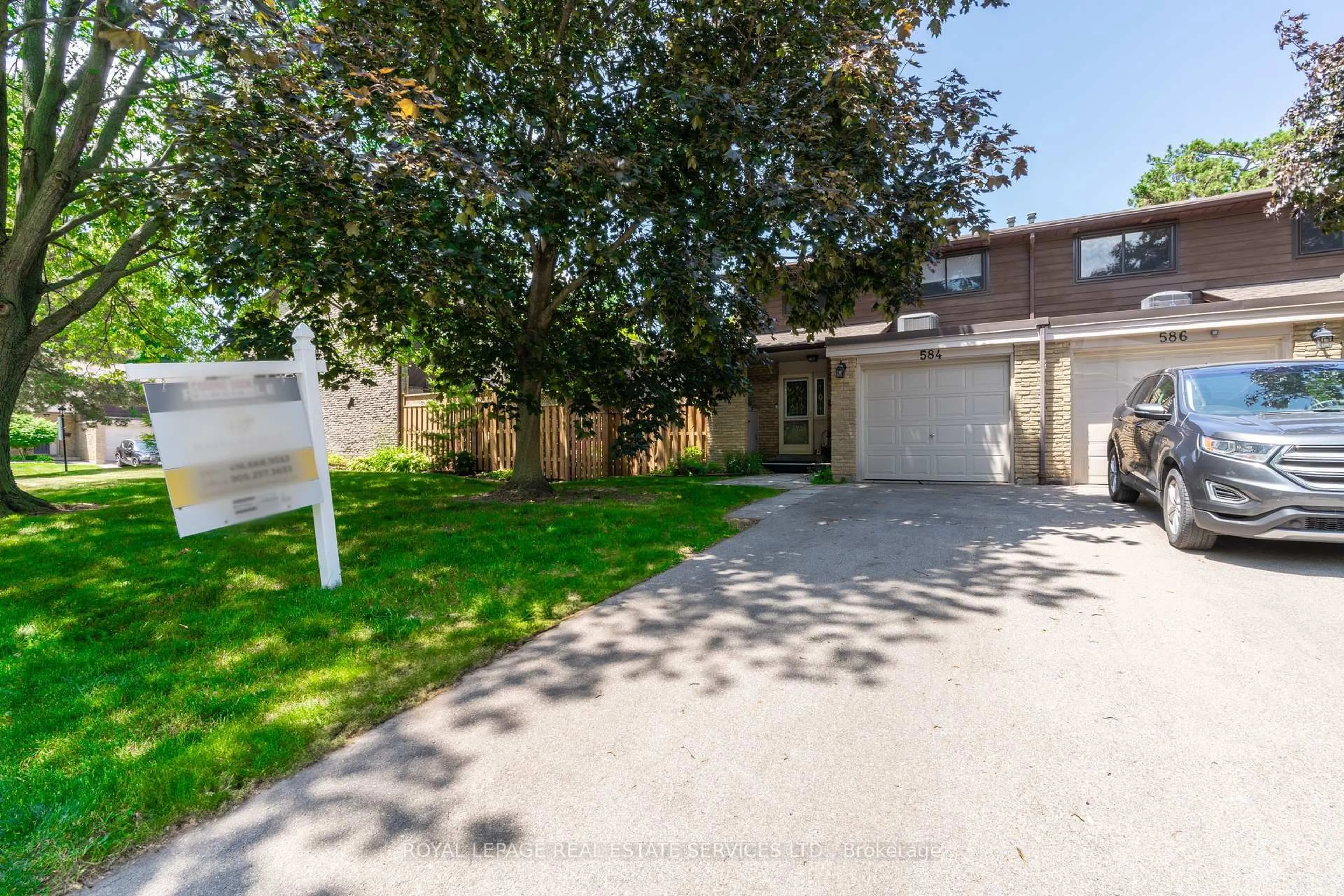 A pic from outside/outdoor area/front of a property/back of a property/a pic from drone, street for 584 Forestwood Cres, Burlington Ontario L7L 4K3