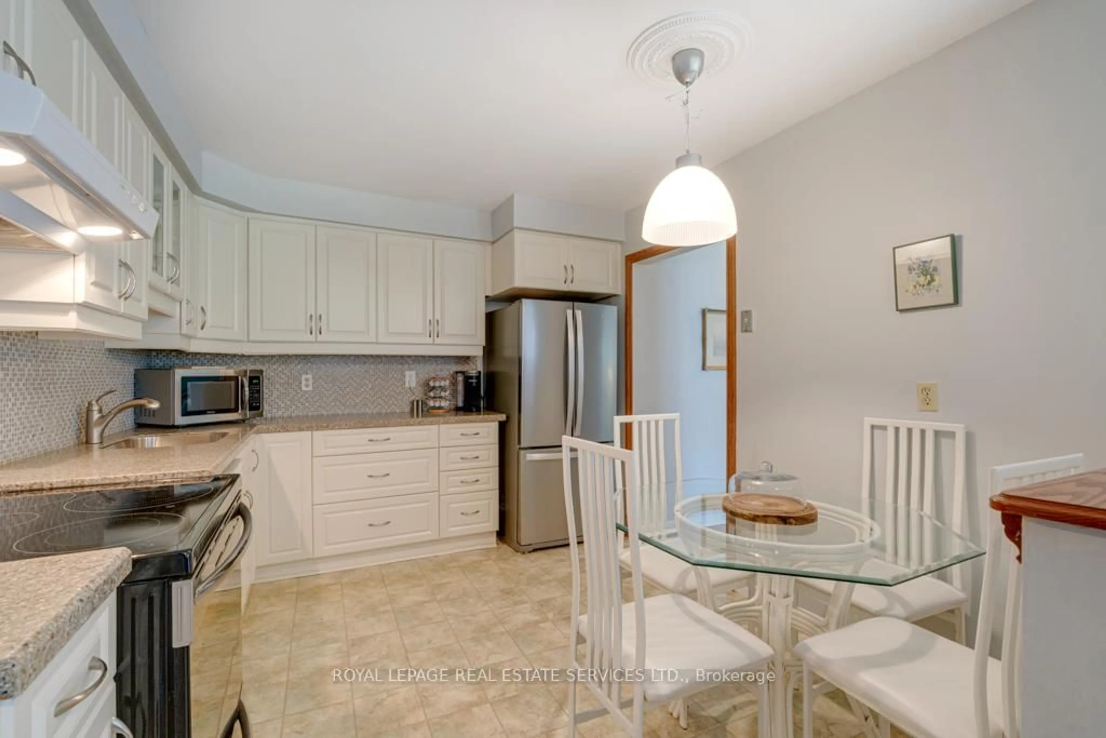 Standard kitchen, ceramic/tile floor for 584 Forestwood Cres, Burlington Ontario L7L 4K3