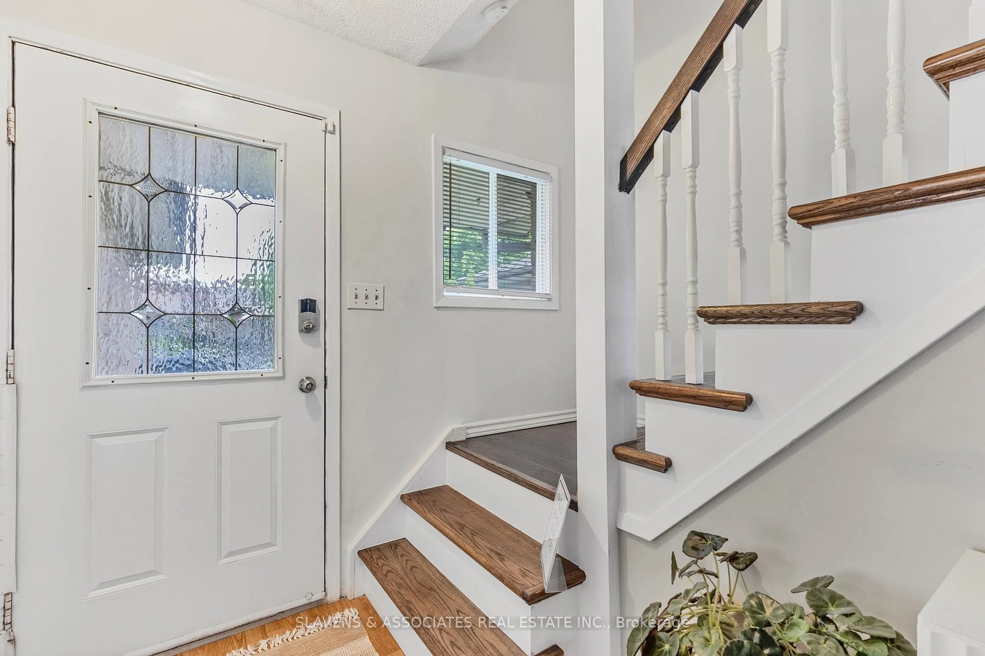 Indoor entryway for 37 Vodden St, Brampton Ontario L6X 2W6