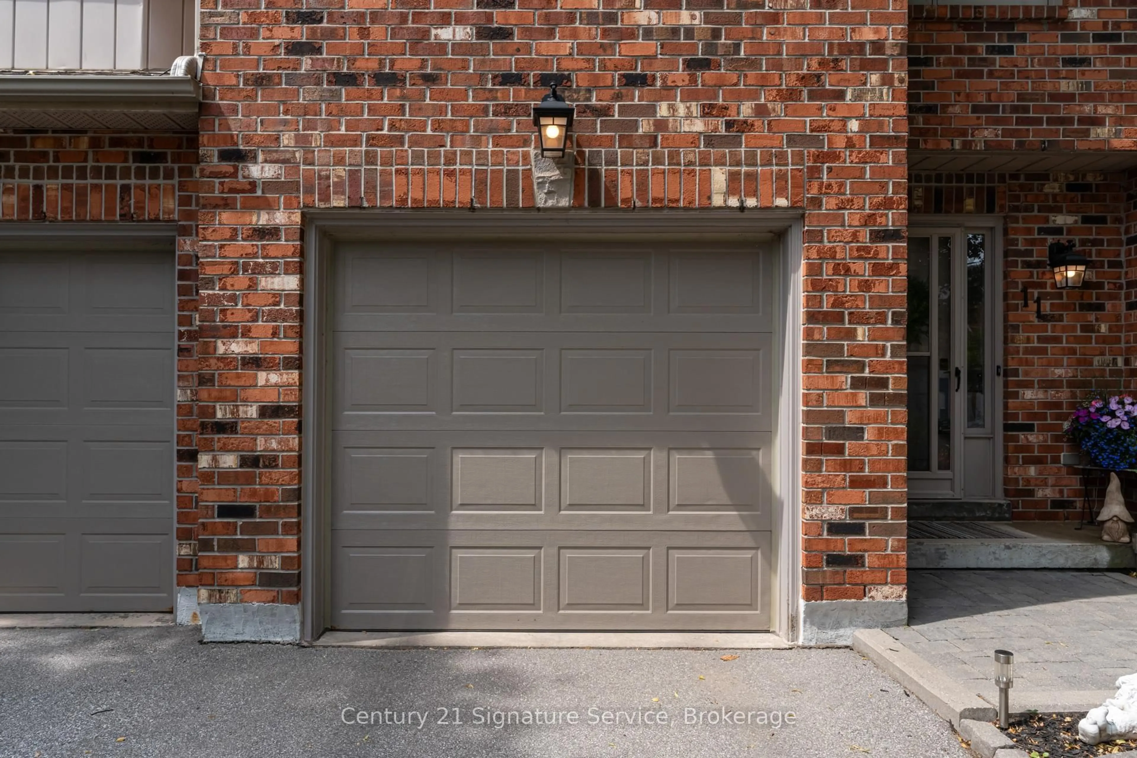 Indoor garage for 2230 Walkers Line #11, Burlington Ontario L7M 3Y8