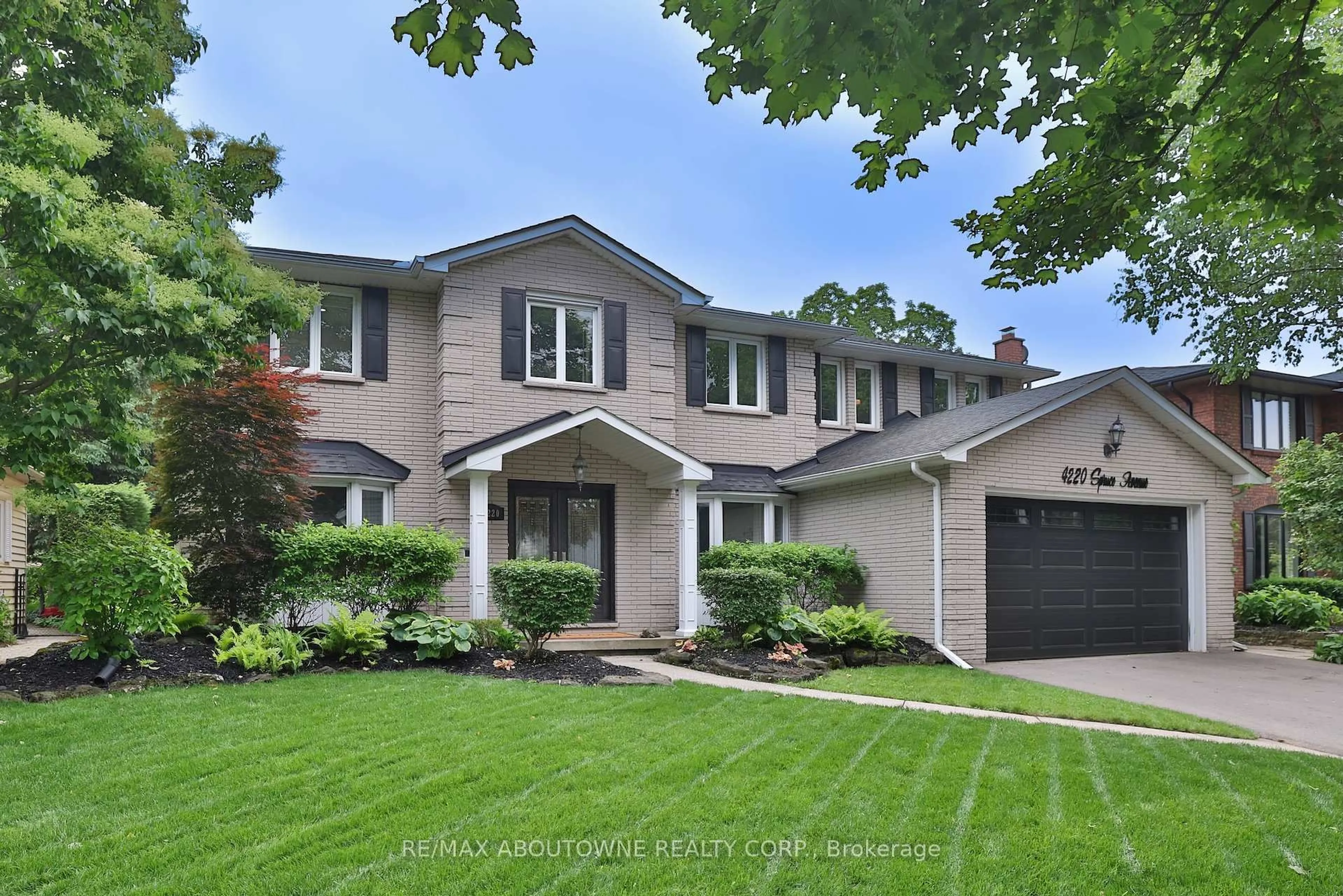 Home with brick exterior material, street for 4220 Spruce Ave, Burlington Ontario L7L 1L2
