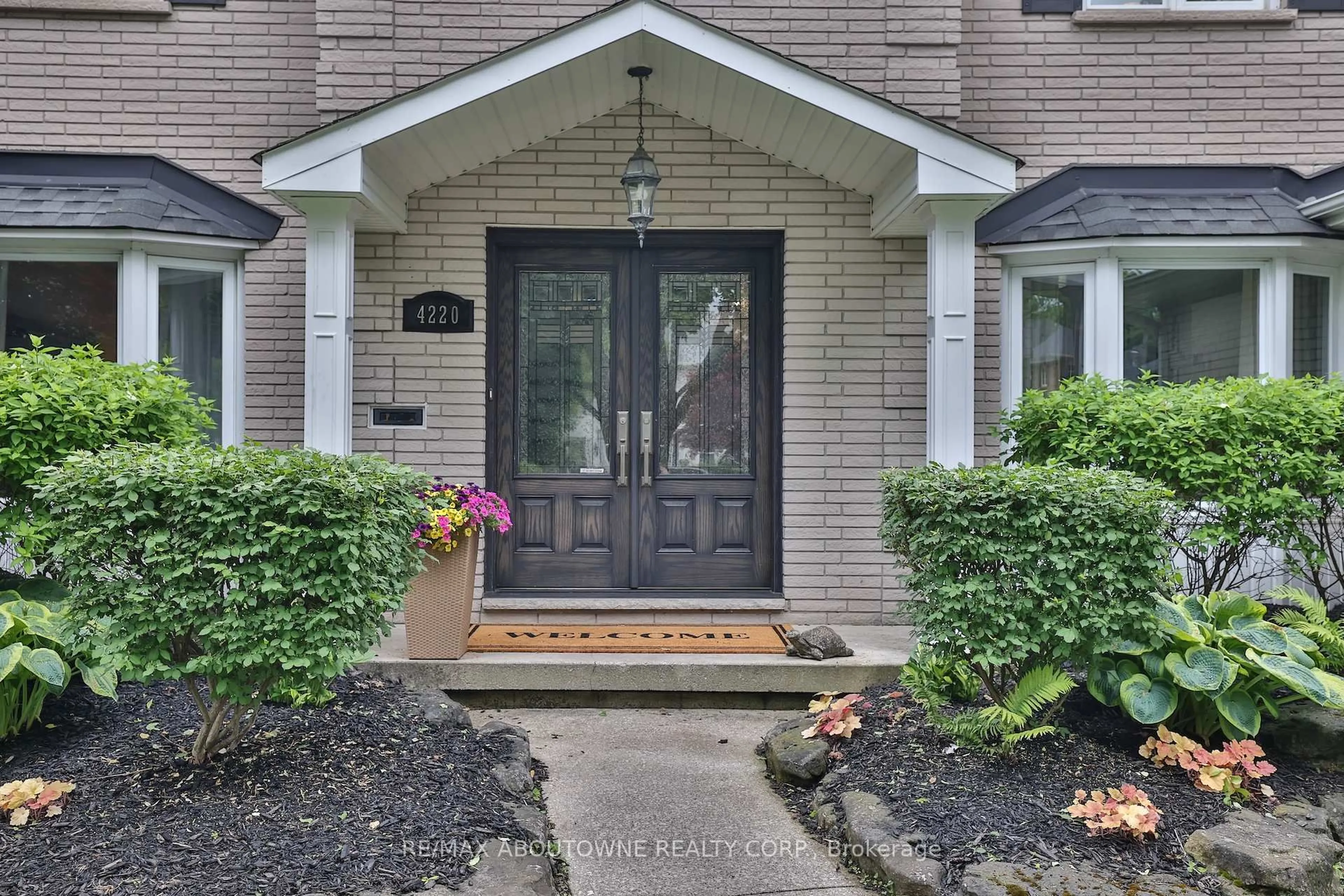 Indoor entryway for 4220 Spruce Ave, Burlington Ontario L7L 1L2