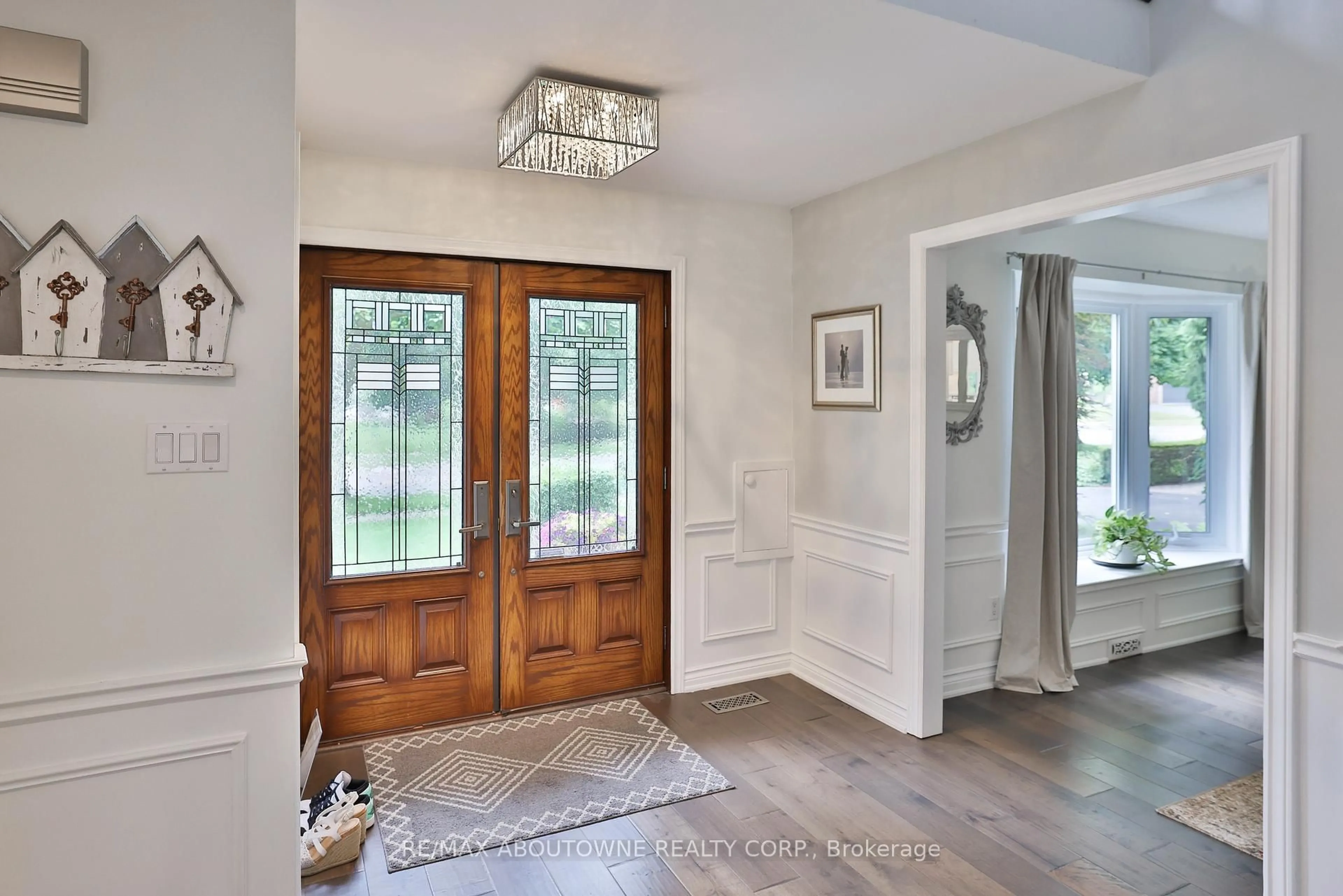 Indoor entryway for 4220 Spruce Ave, Burlington Ontario L7L 1L2