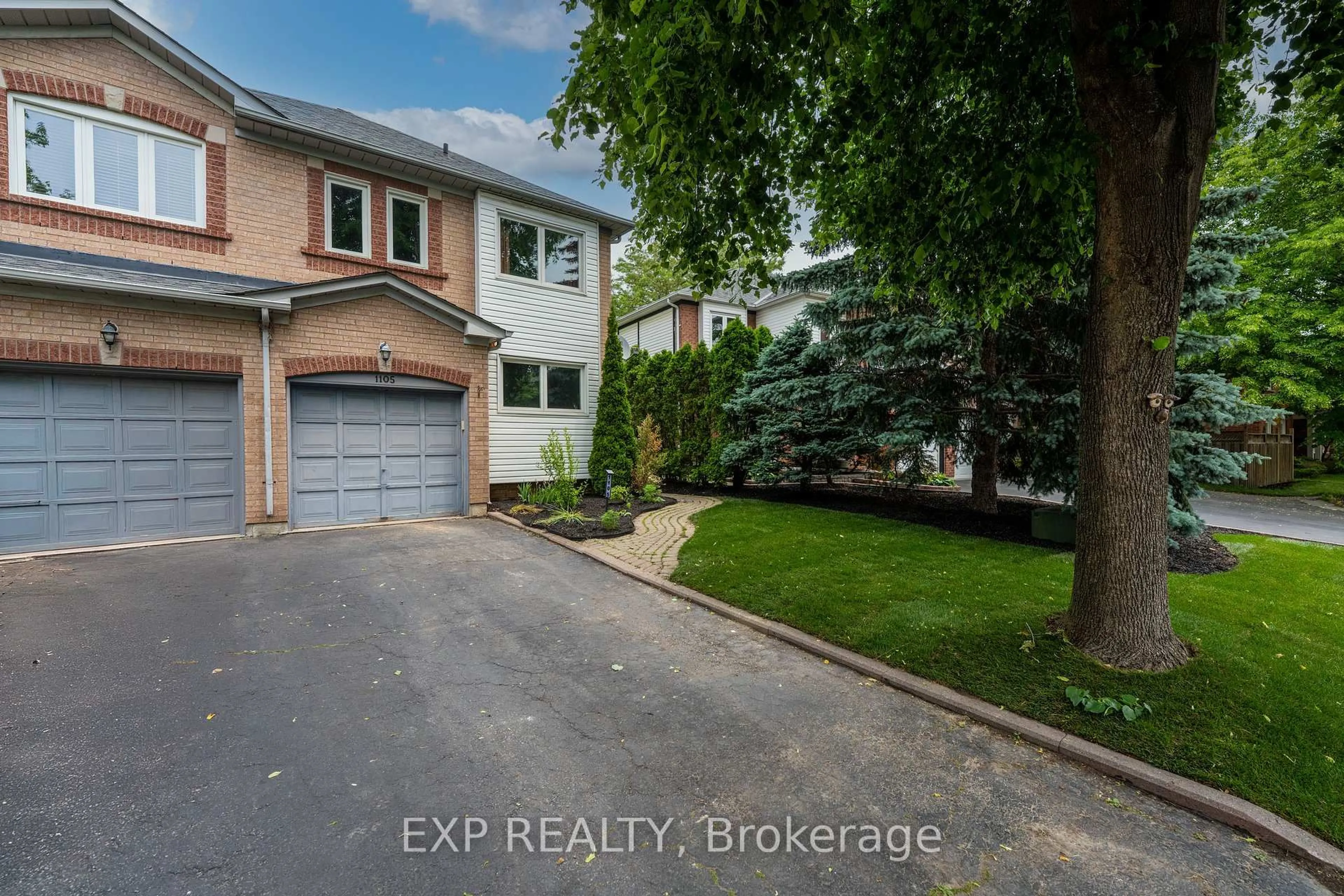 A pic from outside/outdoor area/front of a property/back of a property/a pic from drone, street for 1105 Beechnut Rd, Oakville Ontario L6J 7P1