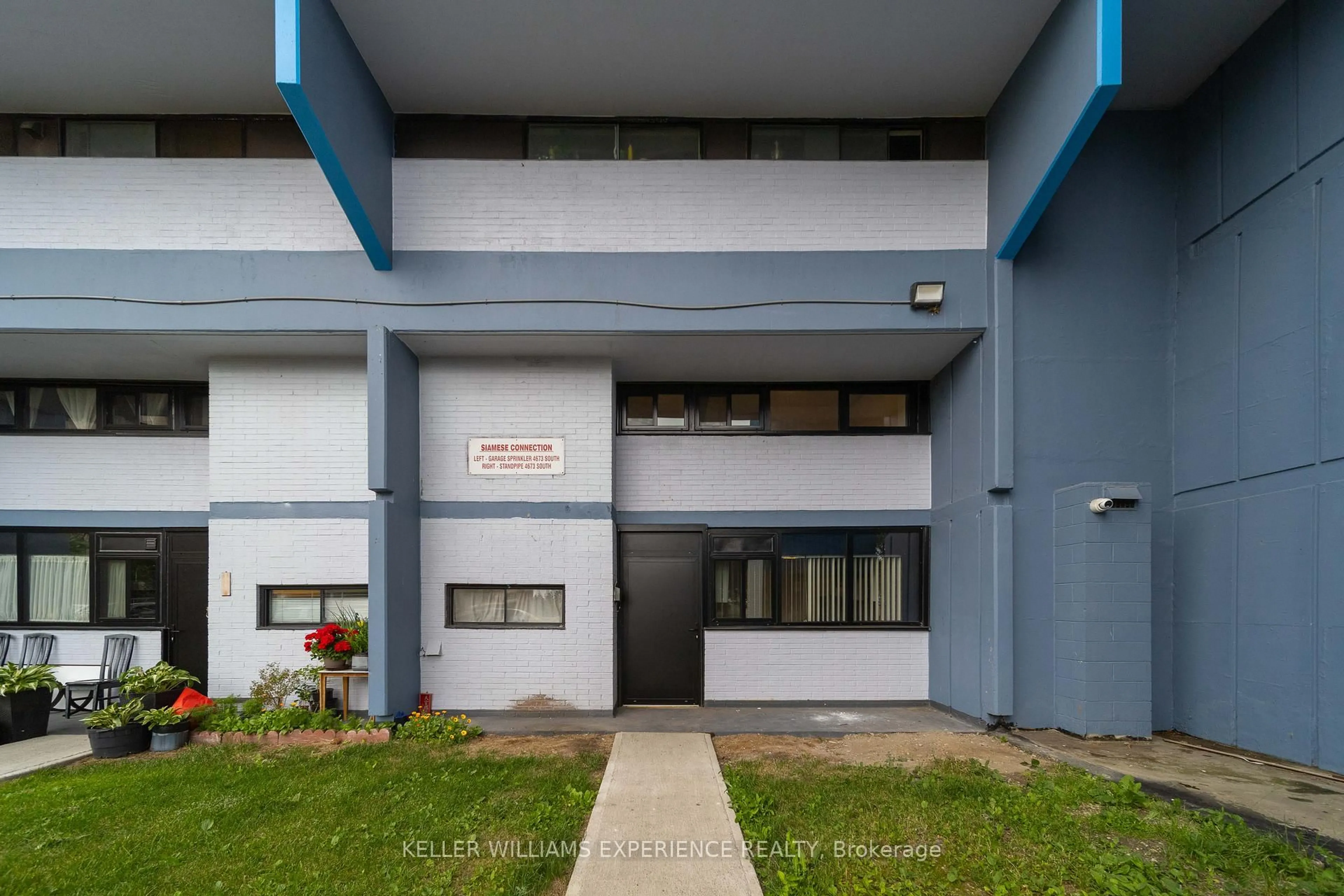 Indoor foyer for 4661 Jane St #145, Toronto Ontario M3N 2K8