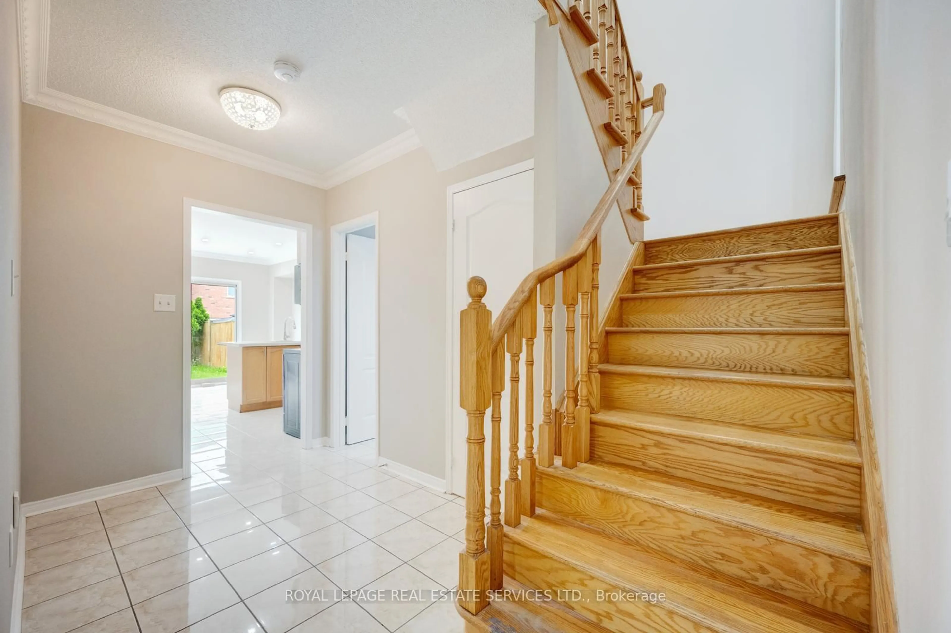 Indoor foyer for 9 Oxtail Lane, Brampton Ontario L6X 5E2