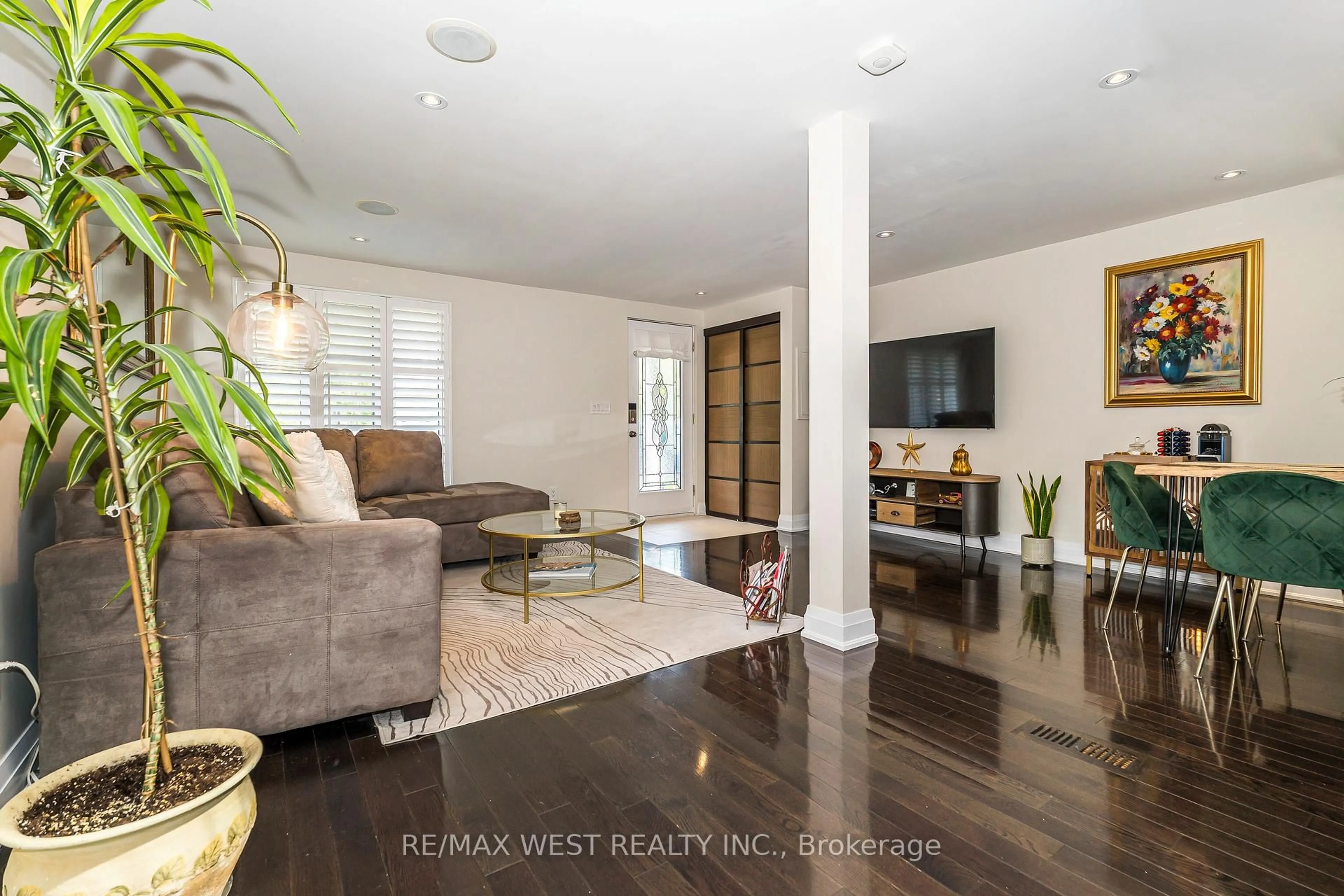 Living room with furniture, unknown for 111 Hay Ave, Toronto Ontario M8Z 1G3