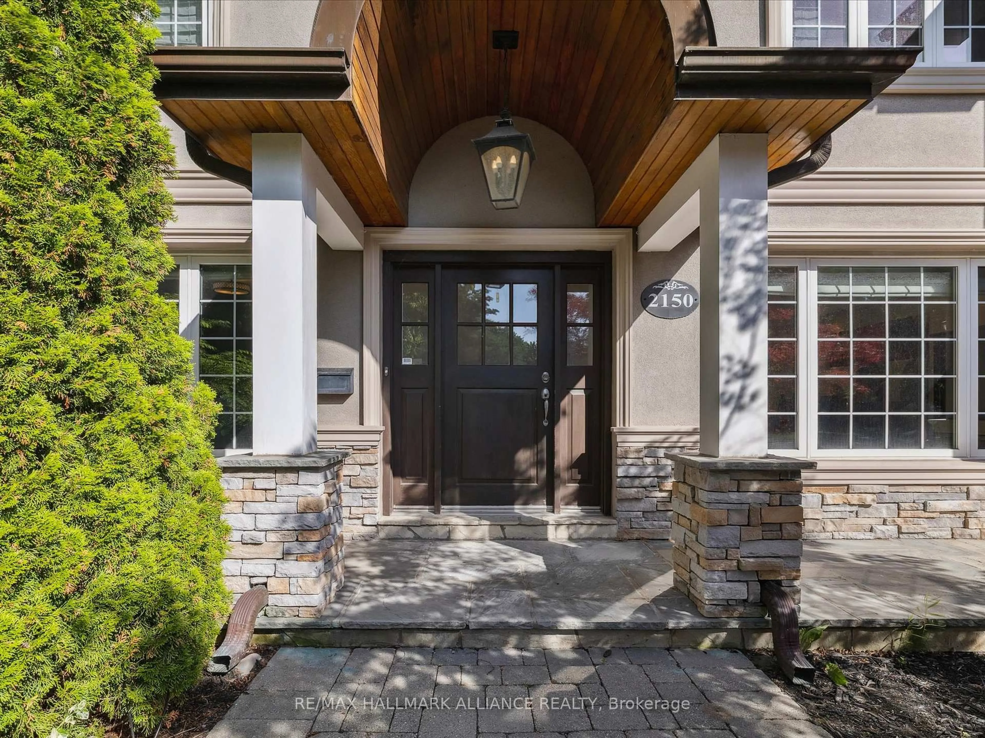 Indoor entryway for 2150 Elmhurst Ave, Oakville Ontario L6J 5G2