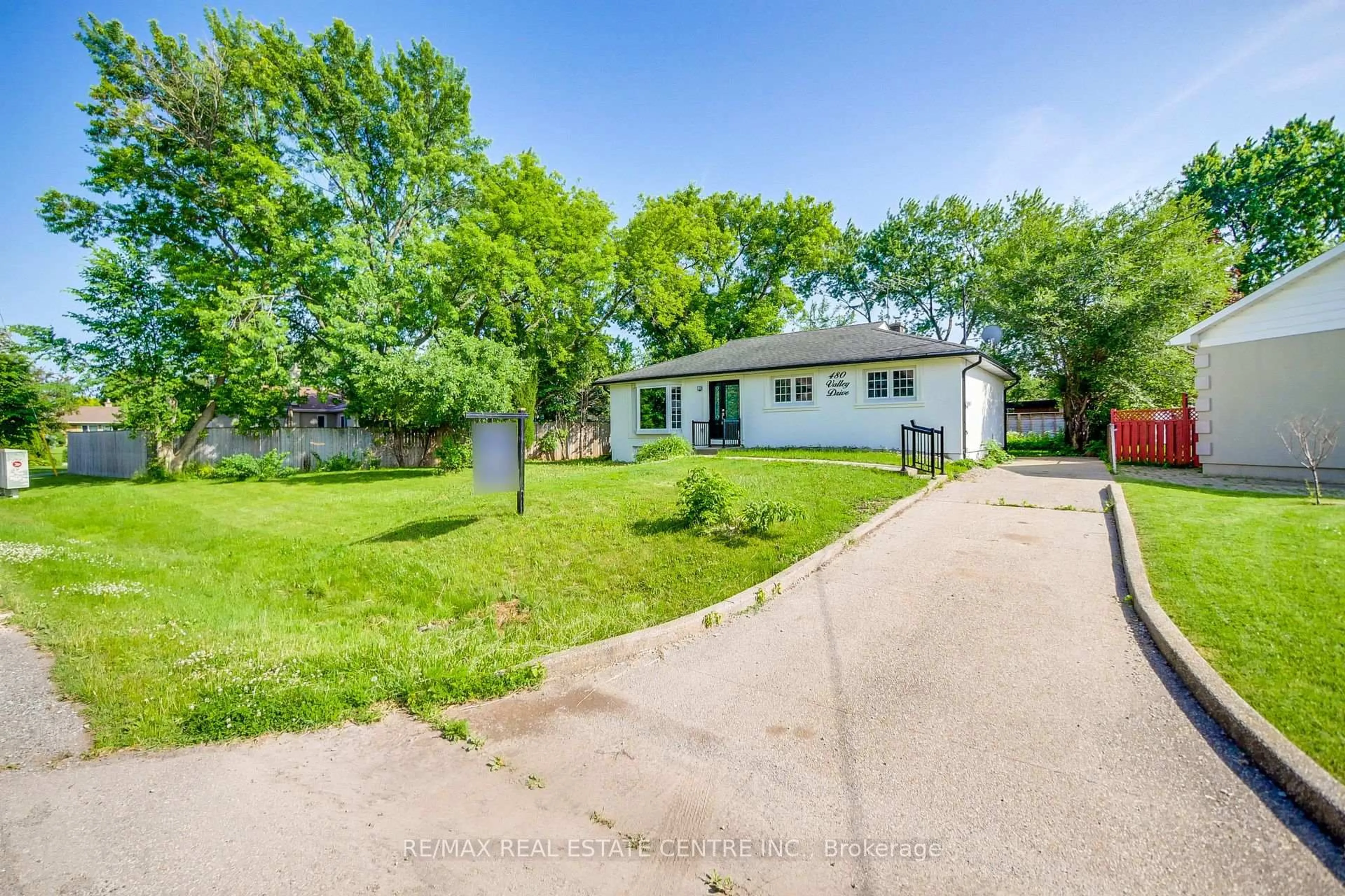 A pic from outside/outdoor area/front of a property/back of a property/a pic from drone, street for 480 Valley Dr, Oakville Ontario L6L 4L8