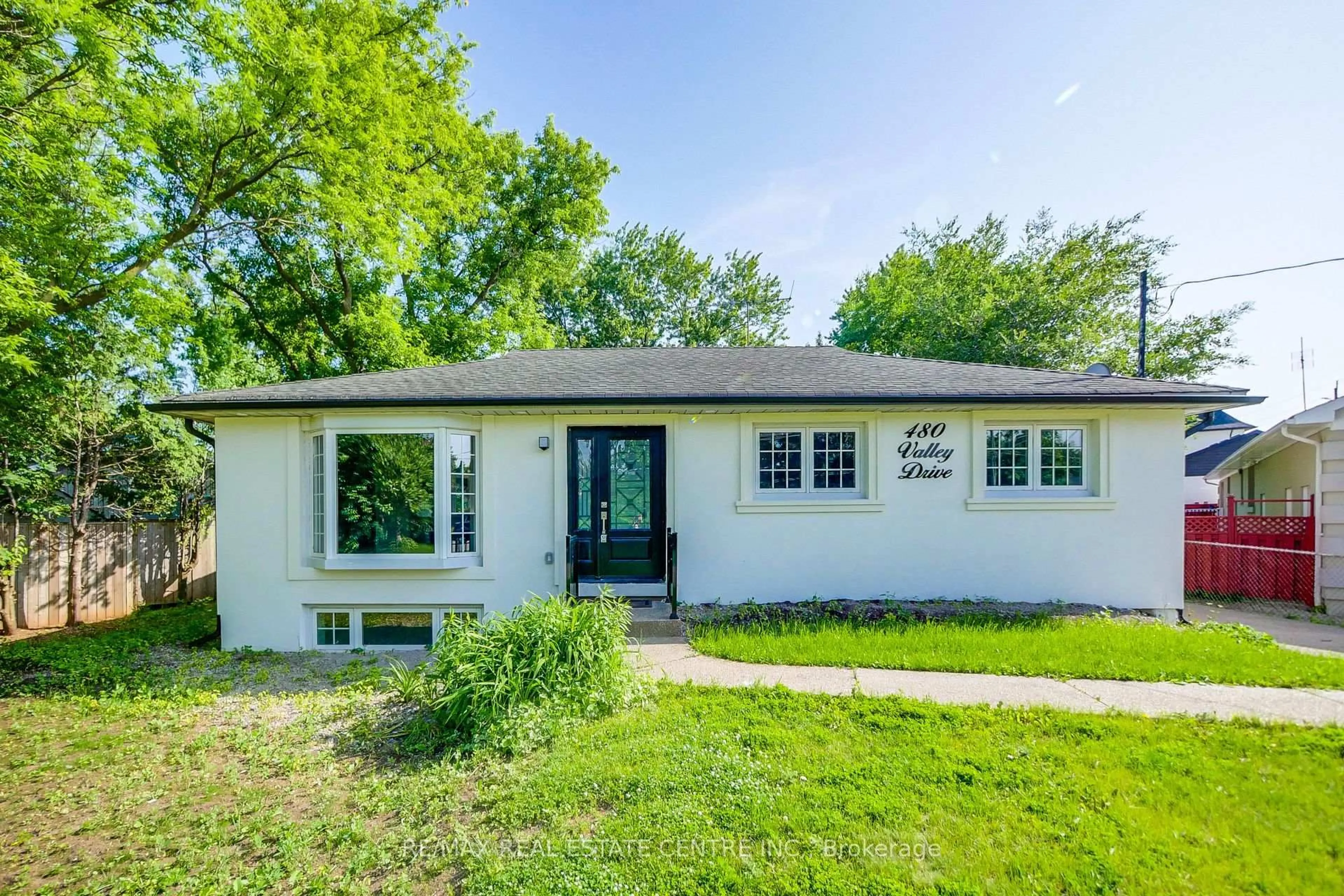 Home with vinyl exterior material, street for 480 Valley Dr, Oakville Ontario L6L 4L8