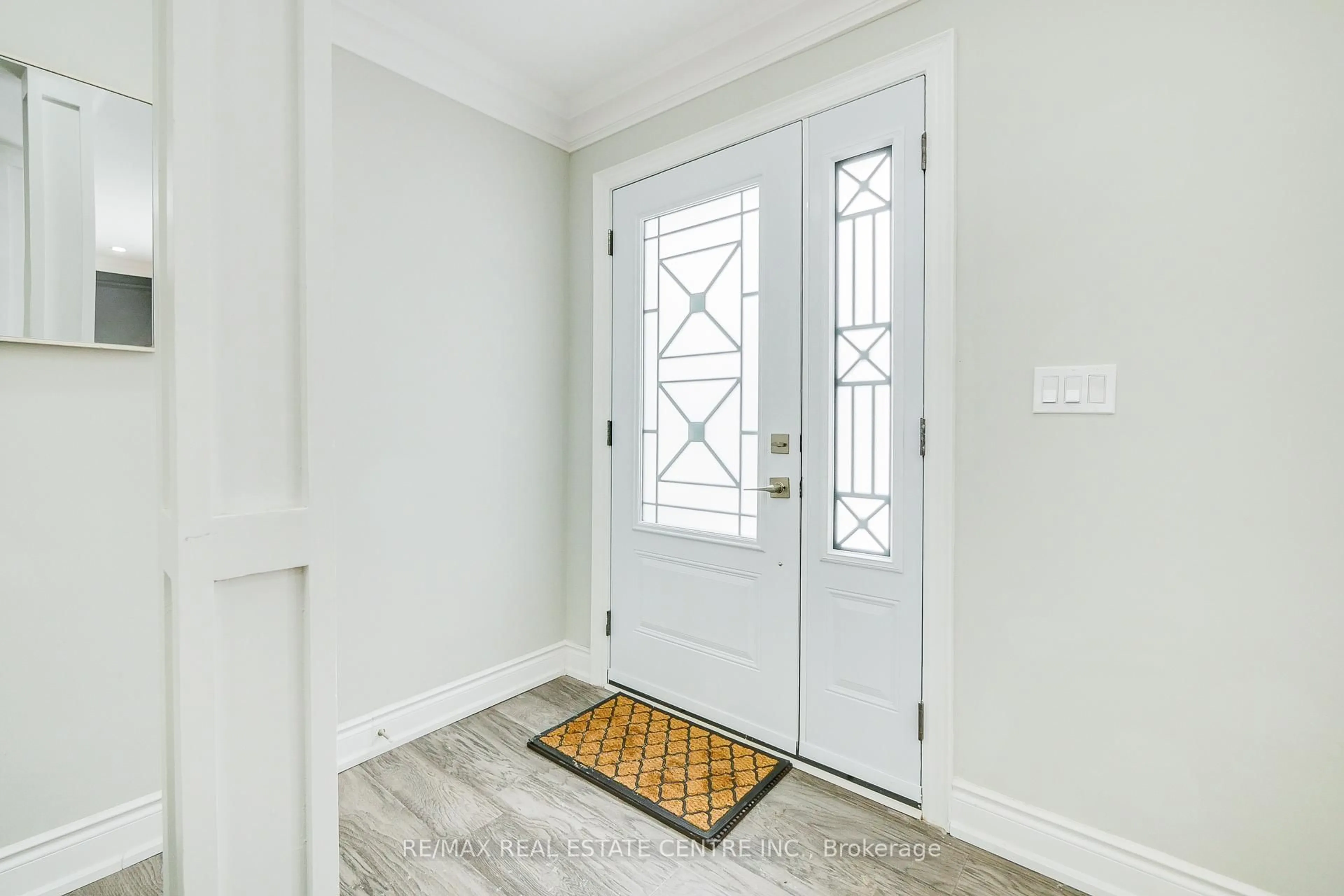 Indoor entryway for 480 Valley Dr, Oakville Ontario L6L 4L8