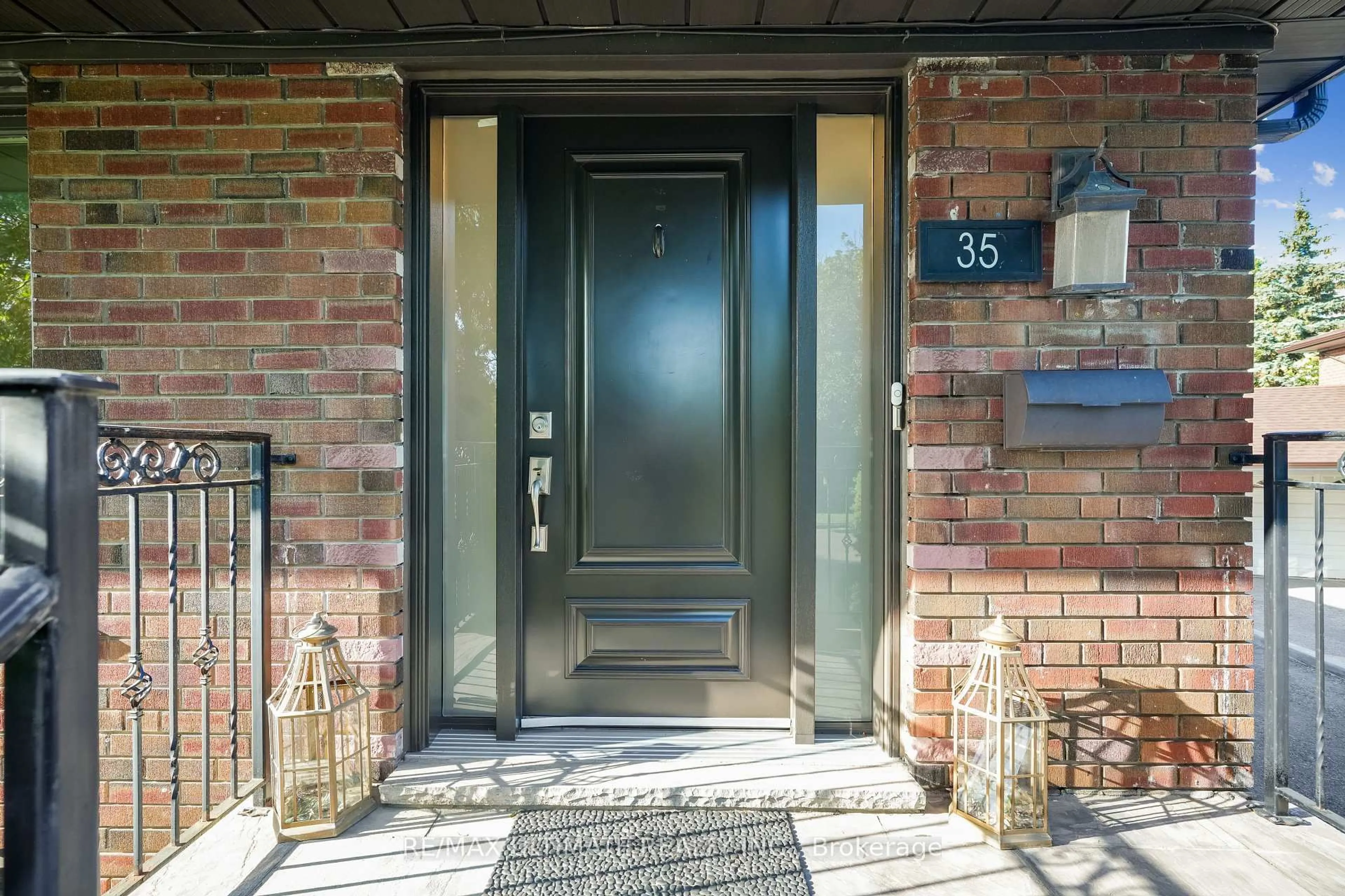 Indoor entryway for 35 Lemonwood Dr, Toronto Ontario M9A 4L3