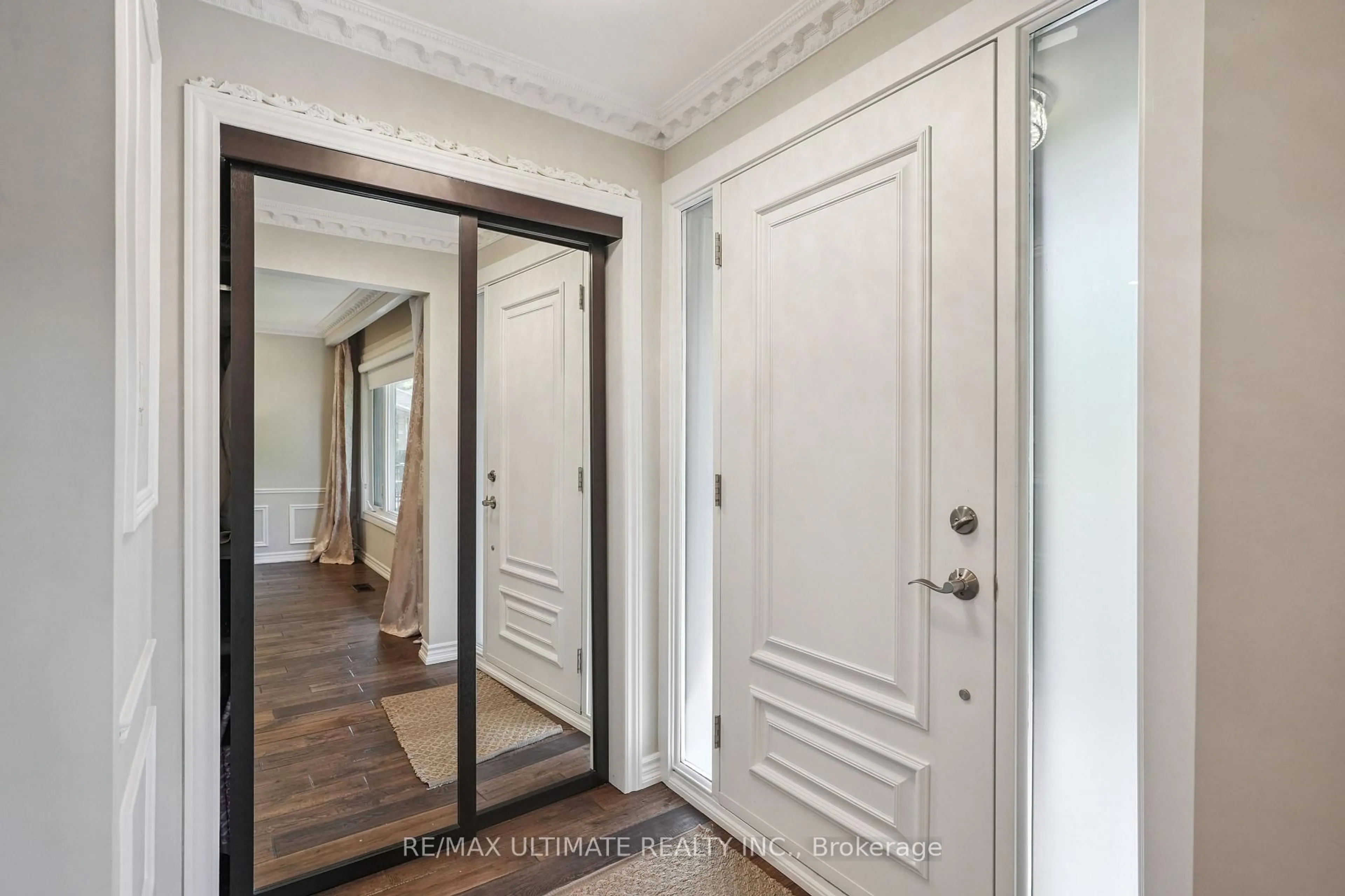 Indoor entryway for 35 Lemonwood Dr, Toronto Ontario M9A 4L3