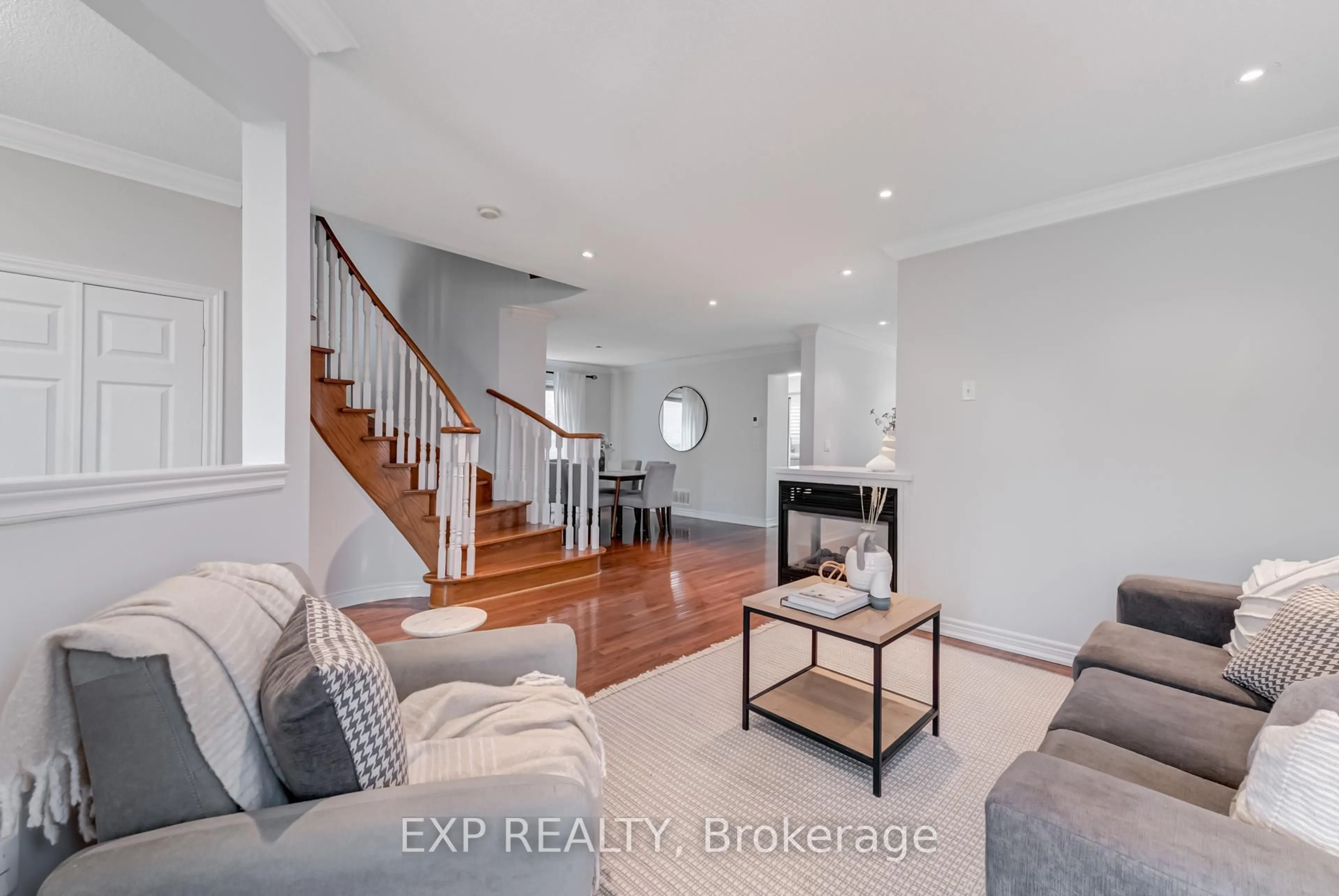 Living room with furniture, unknown for 2374 Bankside Dr, Mississauga Ontario L5M 6E5