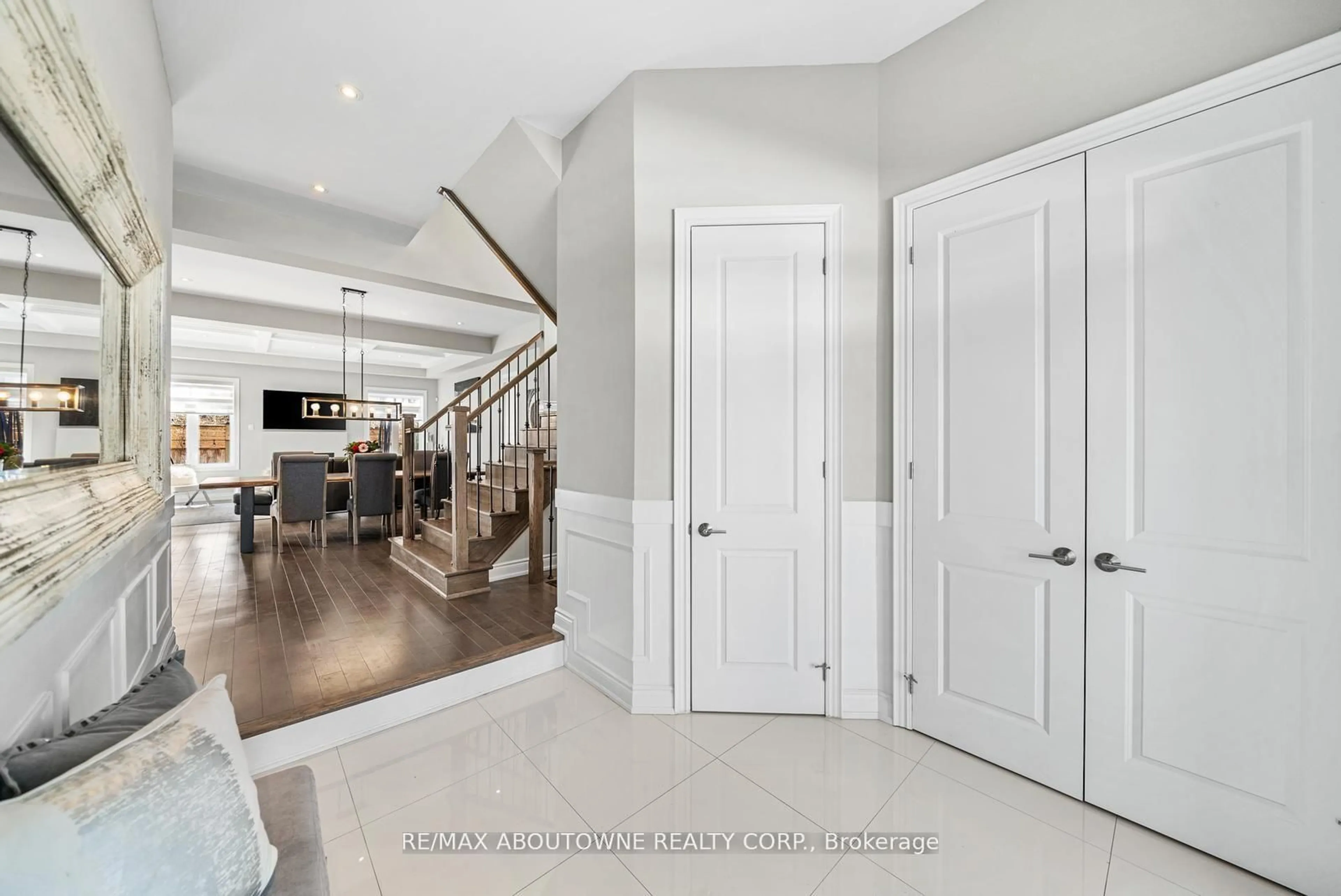Indoor entryway for 114 Waterview Common, Oakville Ontario L6L 0E7