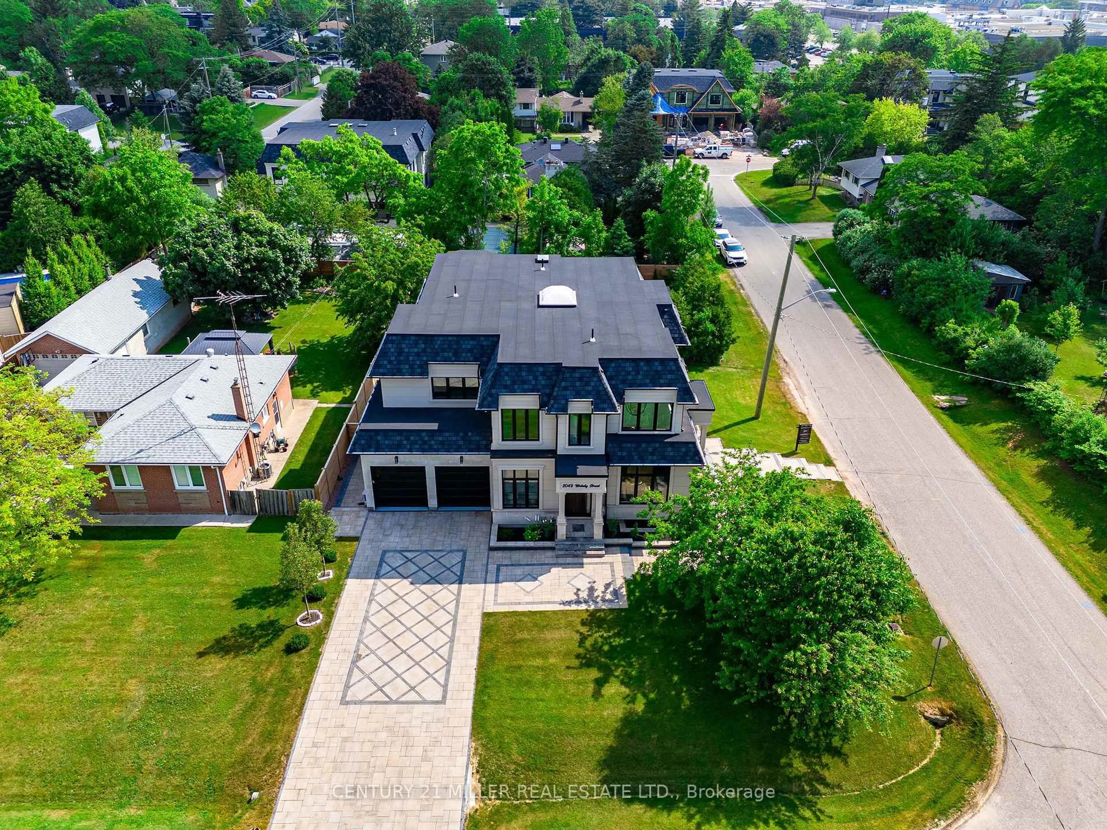A pic from outside/outdoor area/front of a property/back of a property/a pic from drone, street for 2049 Wakely St, Oakville Ontario L6L 2K3
