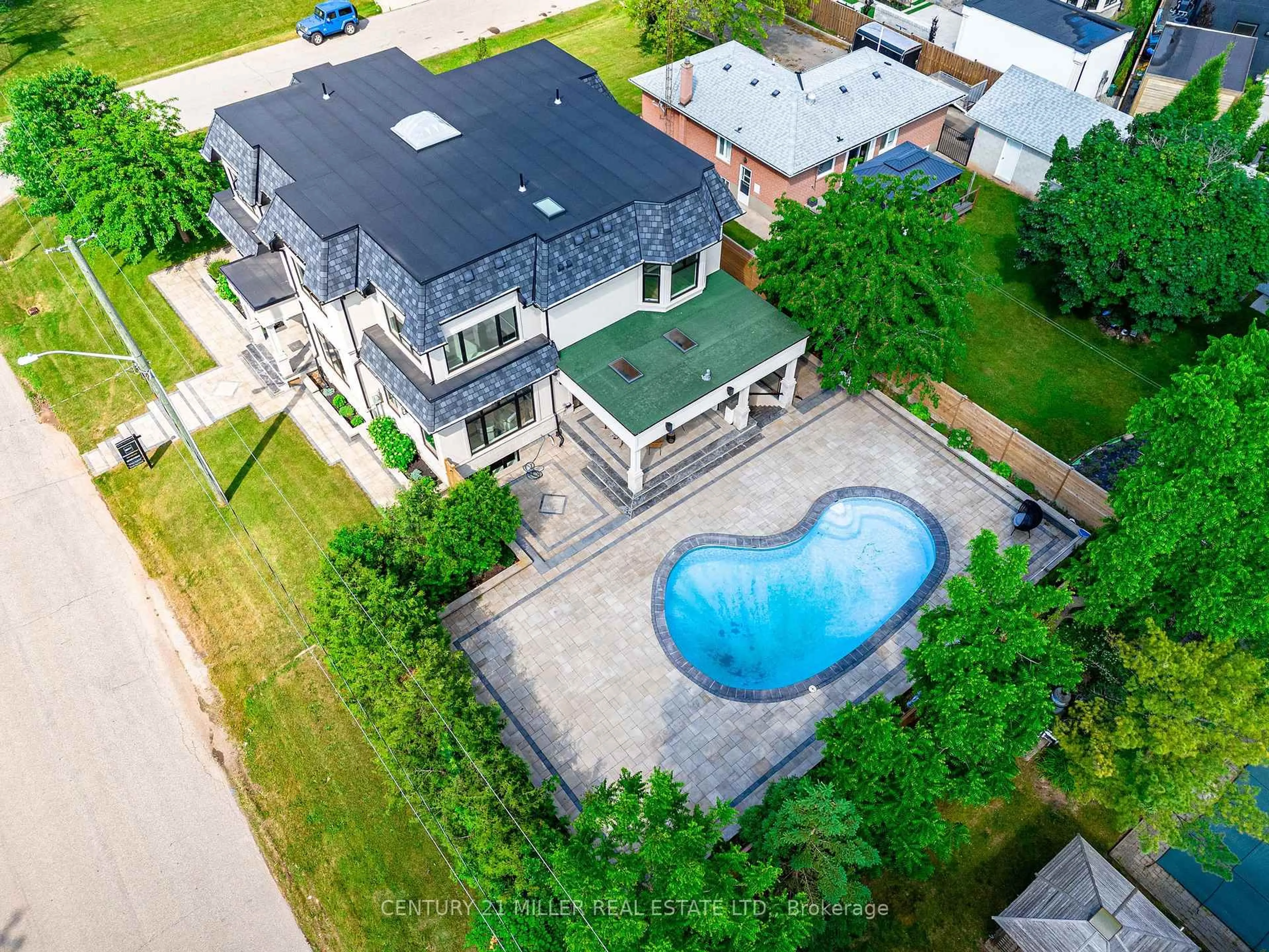 A pic from outside/outdoor area/front of a property/back of a property/a pic from drone, unknown for 2049 Wakely St, Oakville Ontario L6L 2K3