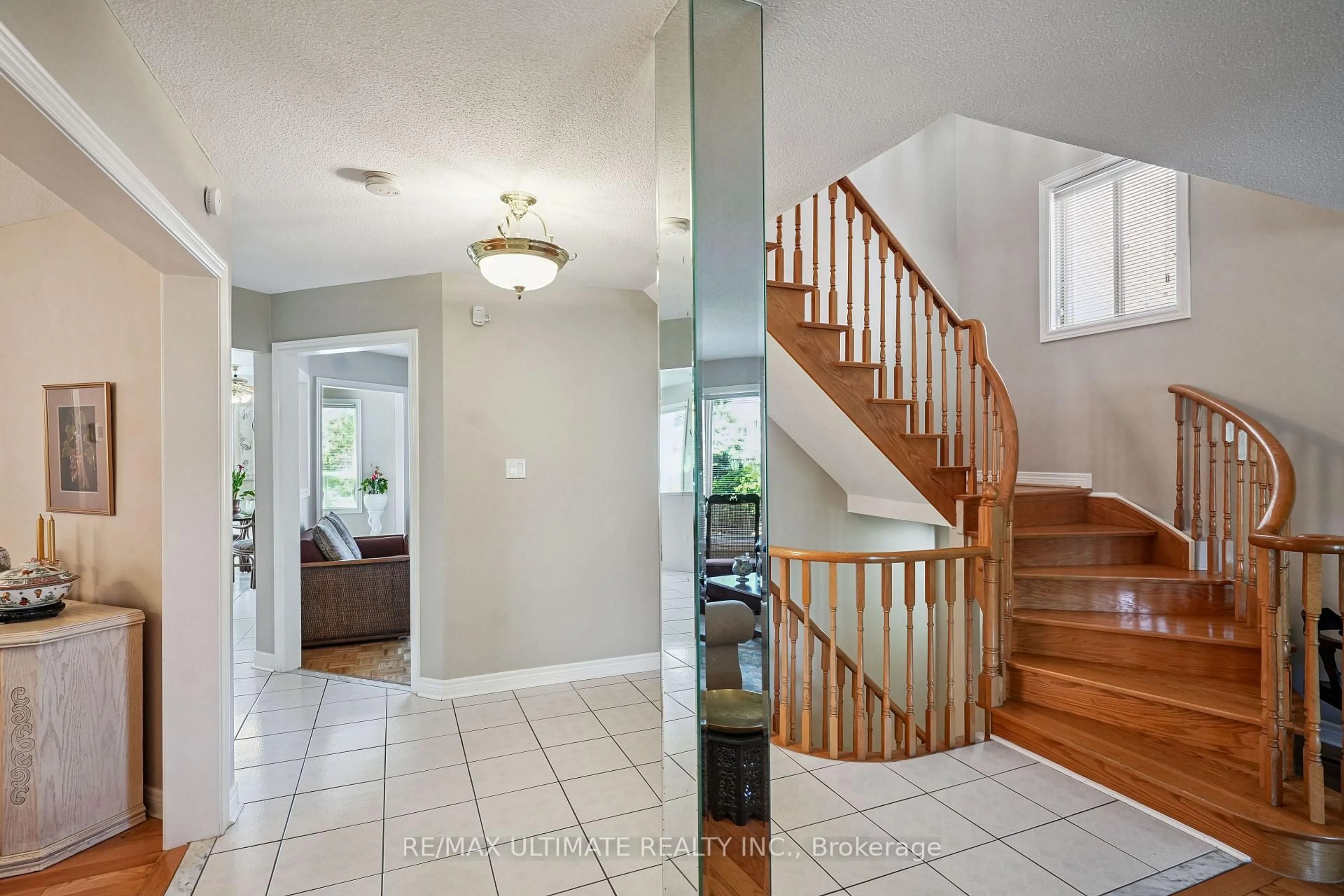 Indoor entryway for 961 Focal Rd, Mississauga Ontario L5V 1M8