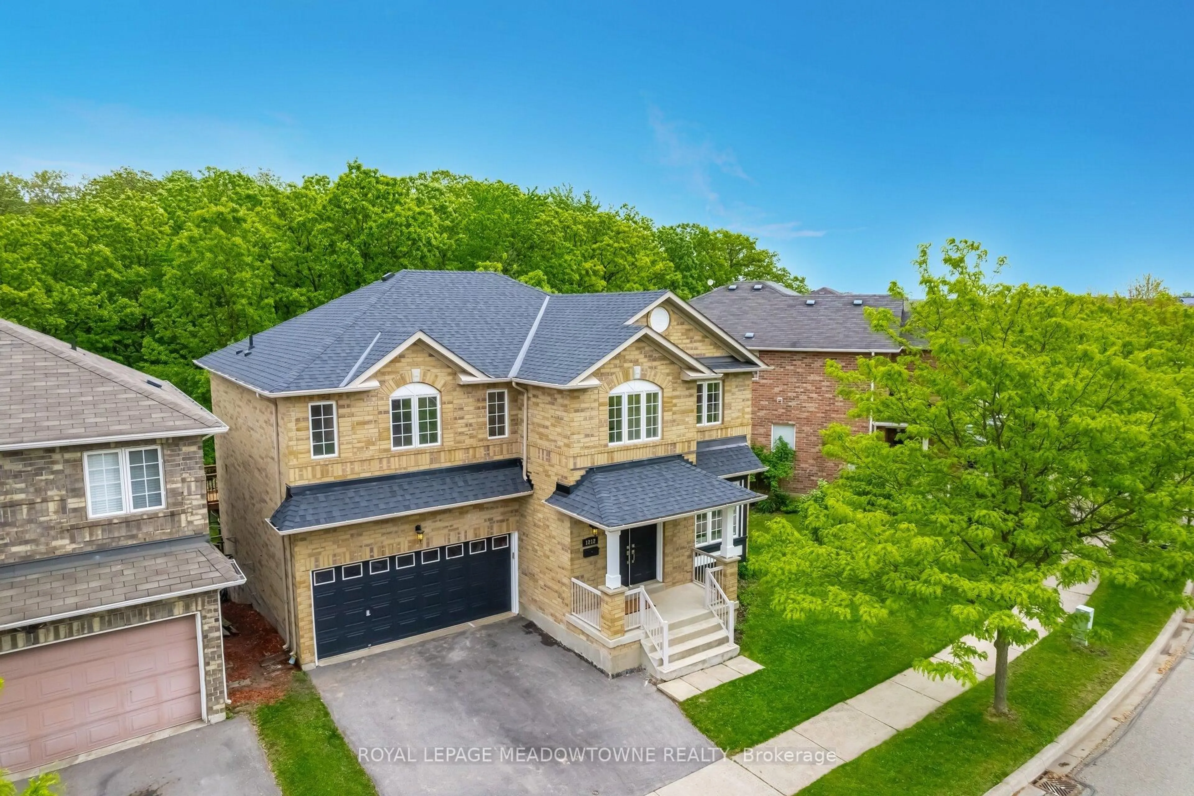 A pic from outside/outdoor area/front of a property/back of a property/a pic from drone, street for 1212 Fox Cres, Milton Ontario L9T 6C6