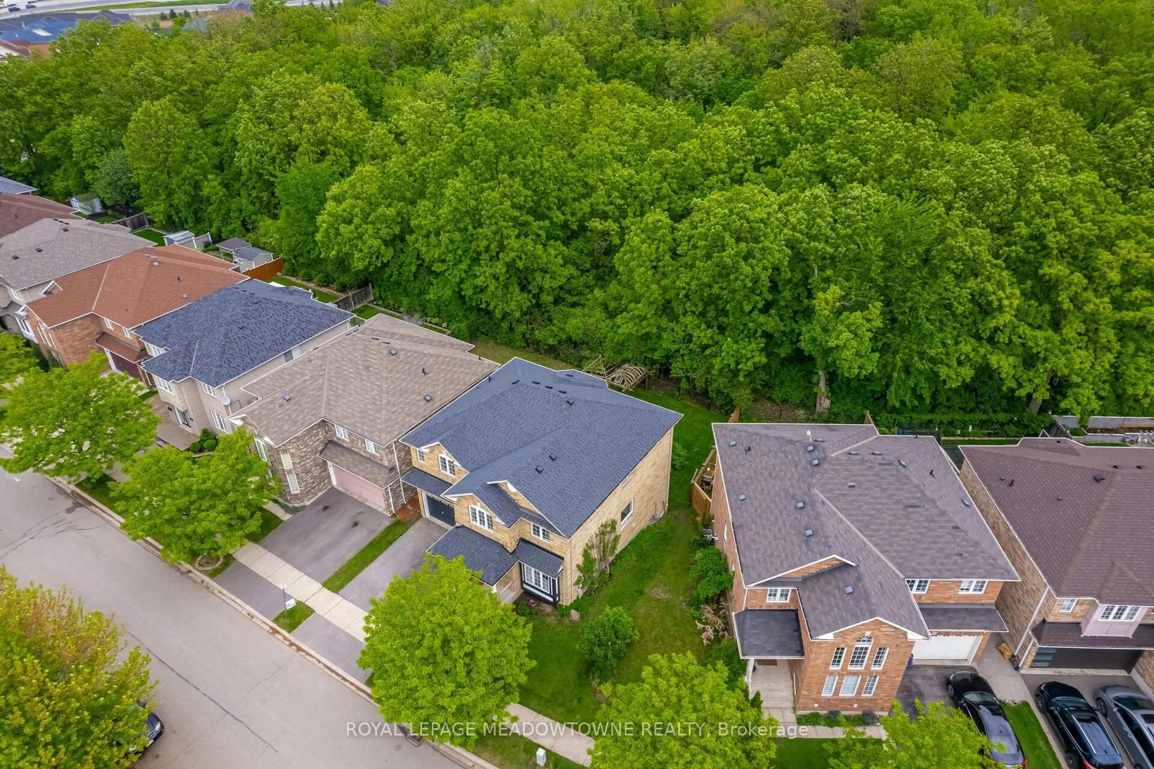 A pic from outside/outdoor area/front of a property/back of a property/a pic from drone, unknown for 1212 Fox Cres, Milton Ontario L9T 6C6