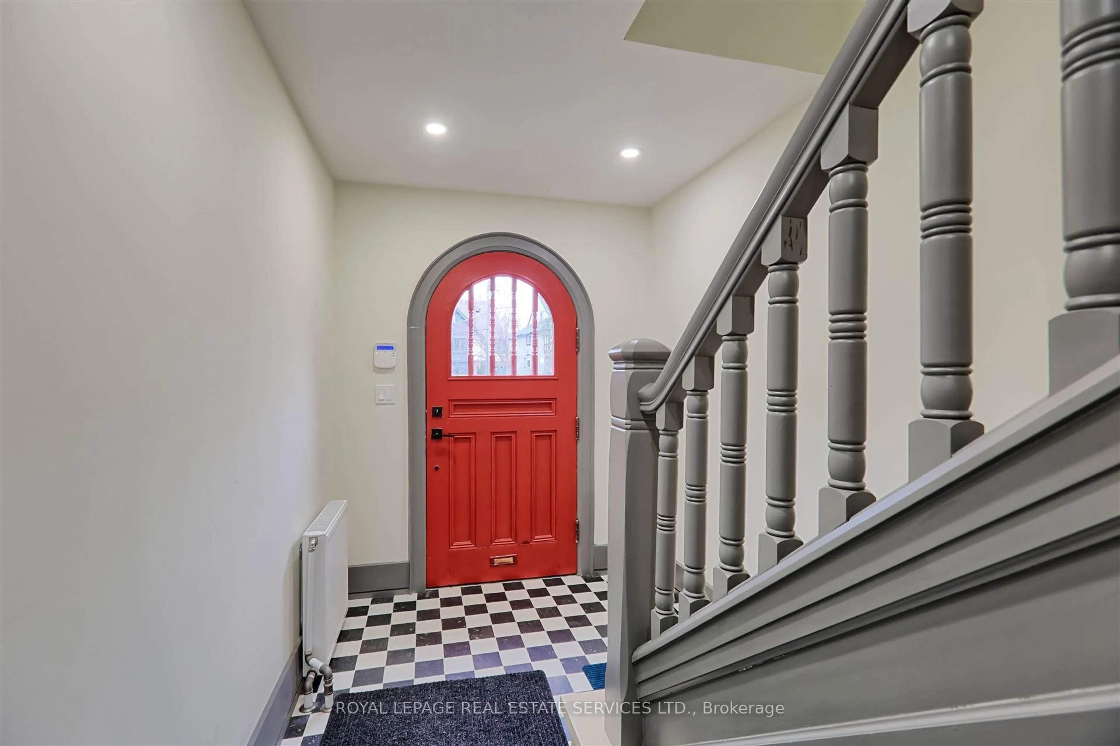 Indoor foyer for 324 Riverside Dr, Toronto Ontario M6S 4B2
