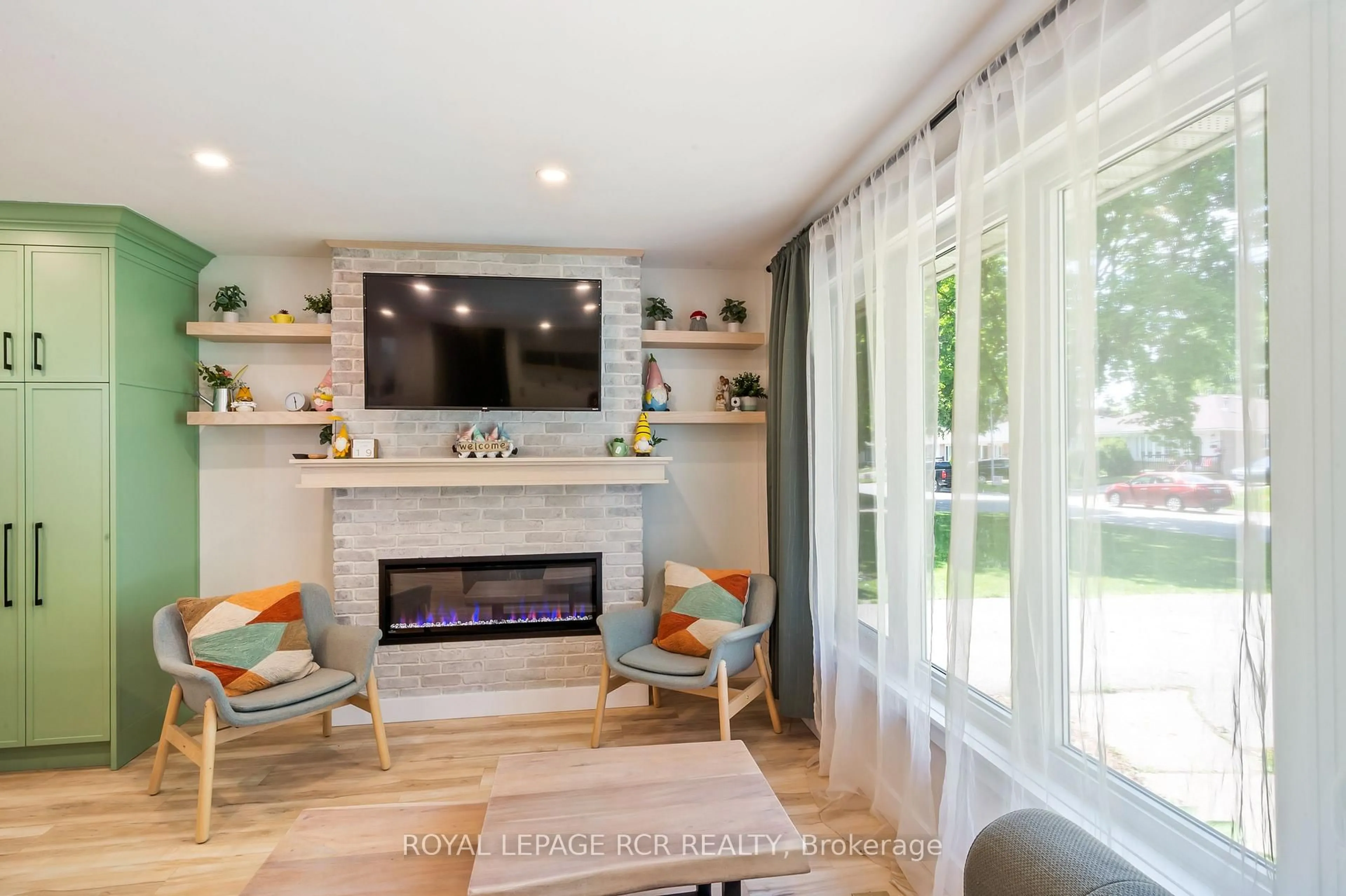 Living room with furniture, unknown for 23 Highland Dr, Orangeville Ontario L9W 2Y2