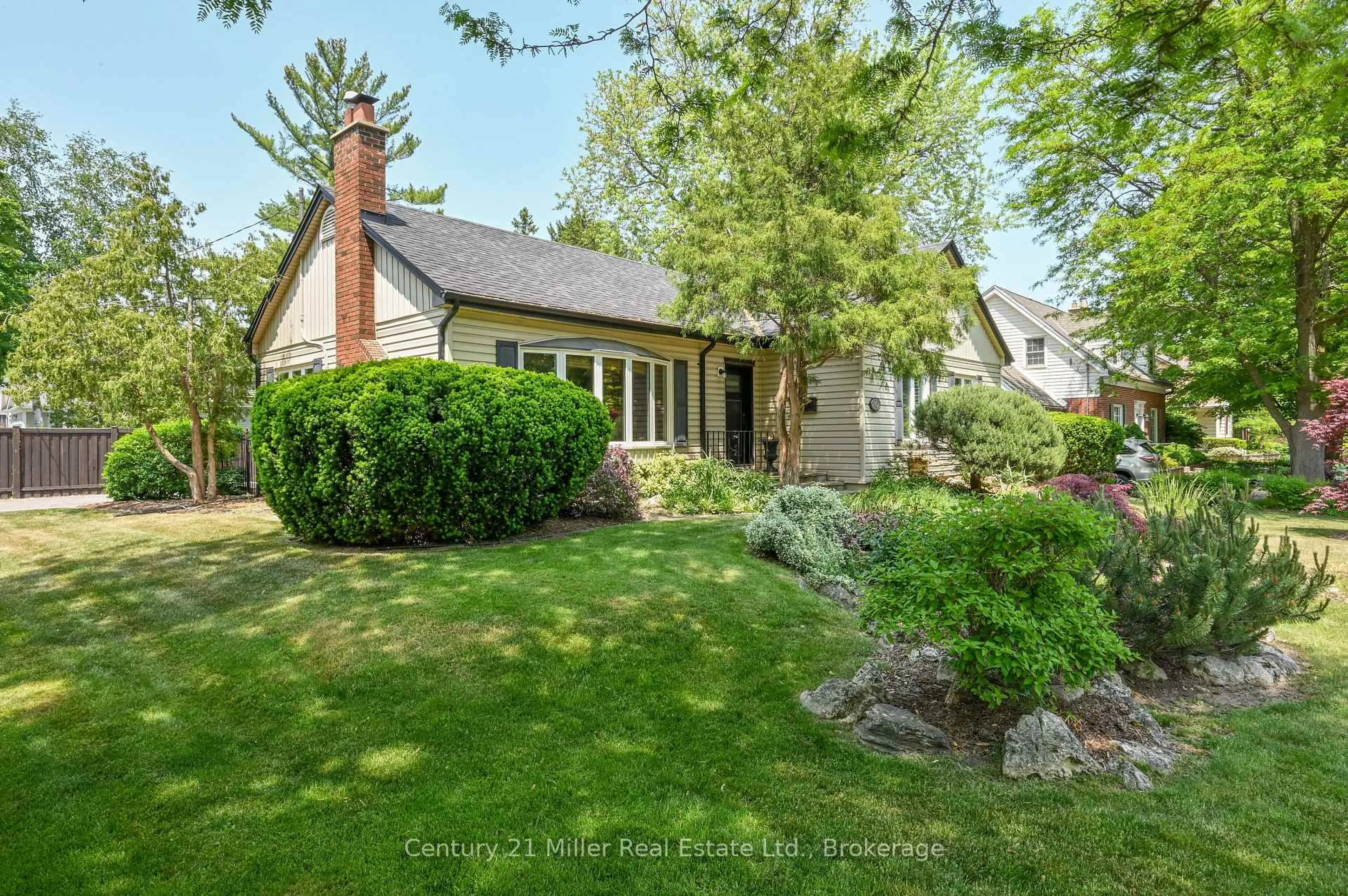 A pic from outside/outdoor area/front of a property/back of a property/a pic from drone, street for 179 Townsend Ave, Burlington Ontario L7T 1Z3