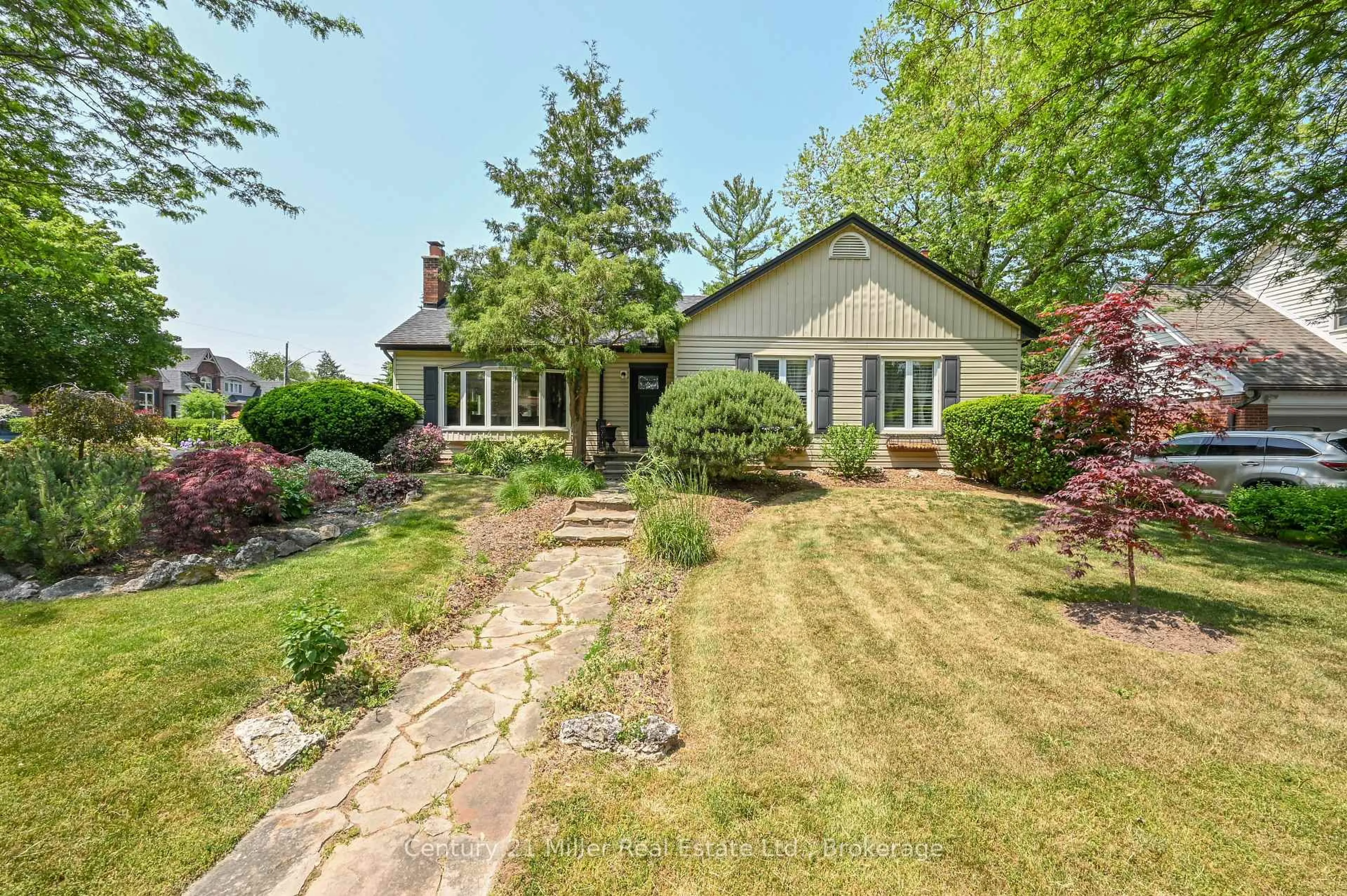 A pic from outside/outdoor area/front of a property/back of a property/a pic from drone, street for 179 Townsend Ave, Burlington Ontario L7T 1Z3