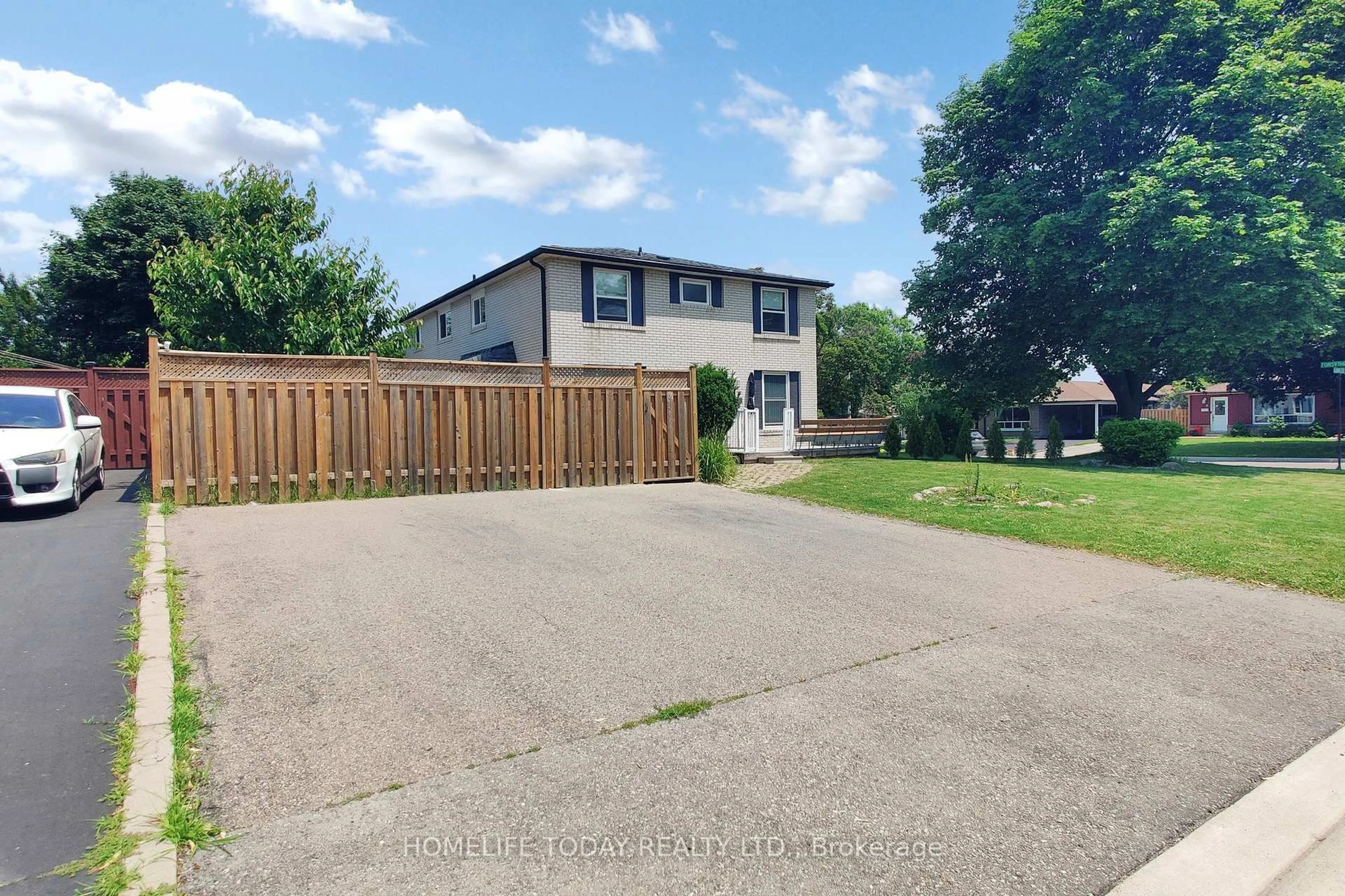 A pic from outside/outdoor area/front of a property/back of a property/a pic from drone, street for 4 Flamingo Cres, Brampton Ontario L6T 2G5