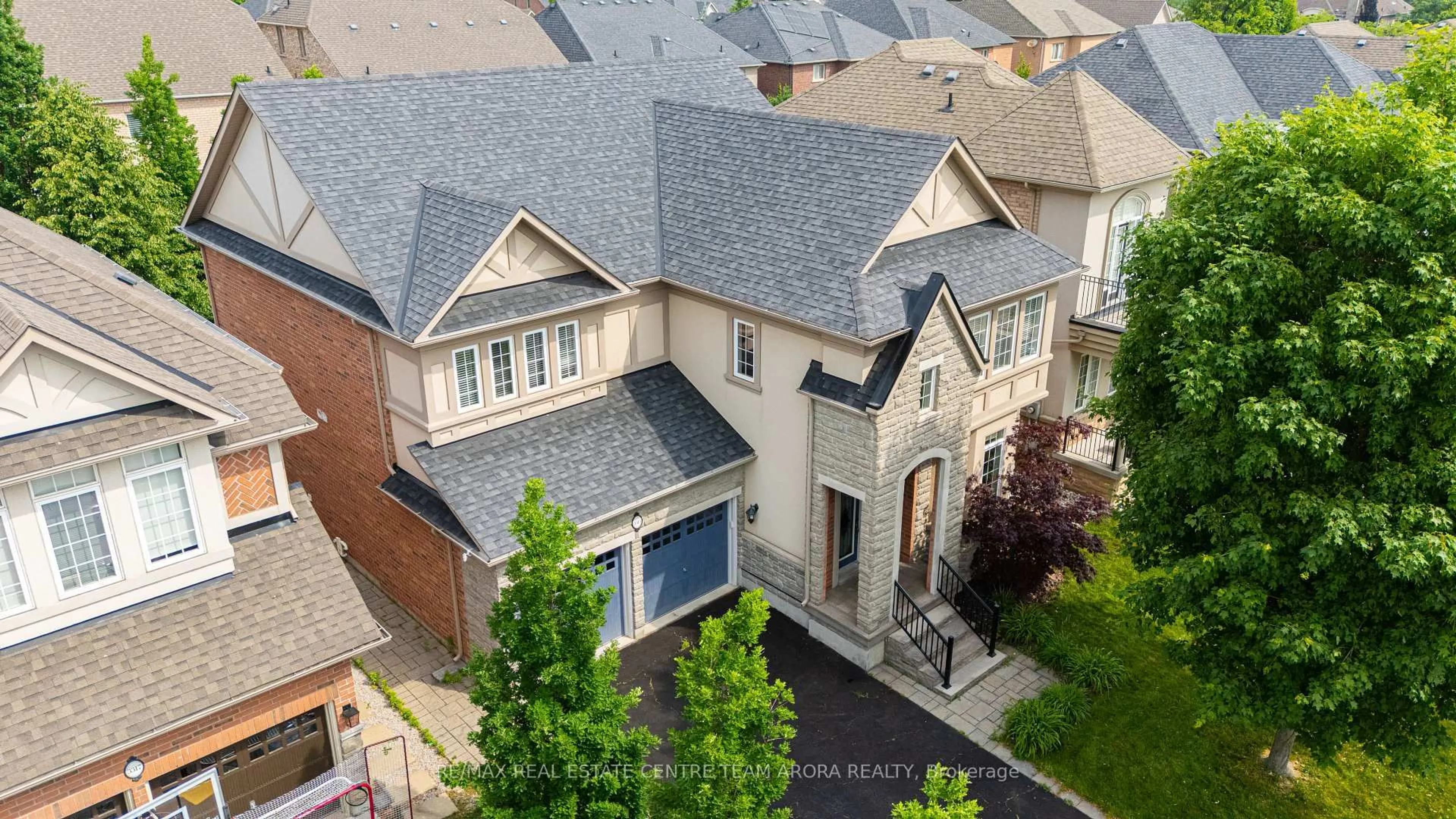 A pic from outside/outdoor area/front of a property/back of a property/a pic from drone, city buildings view from balcony for 3313 Mistwell Cres, Oakville Ontario L6L 0A2
