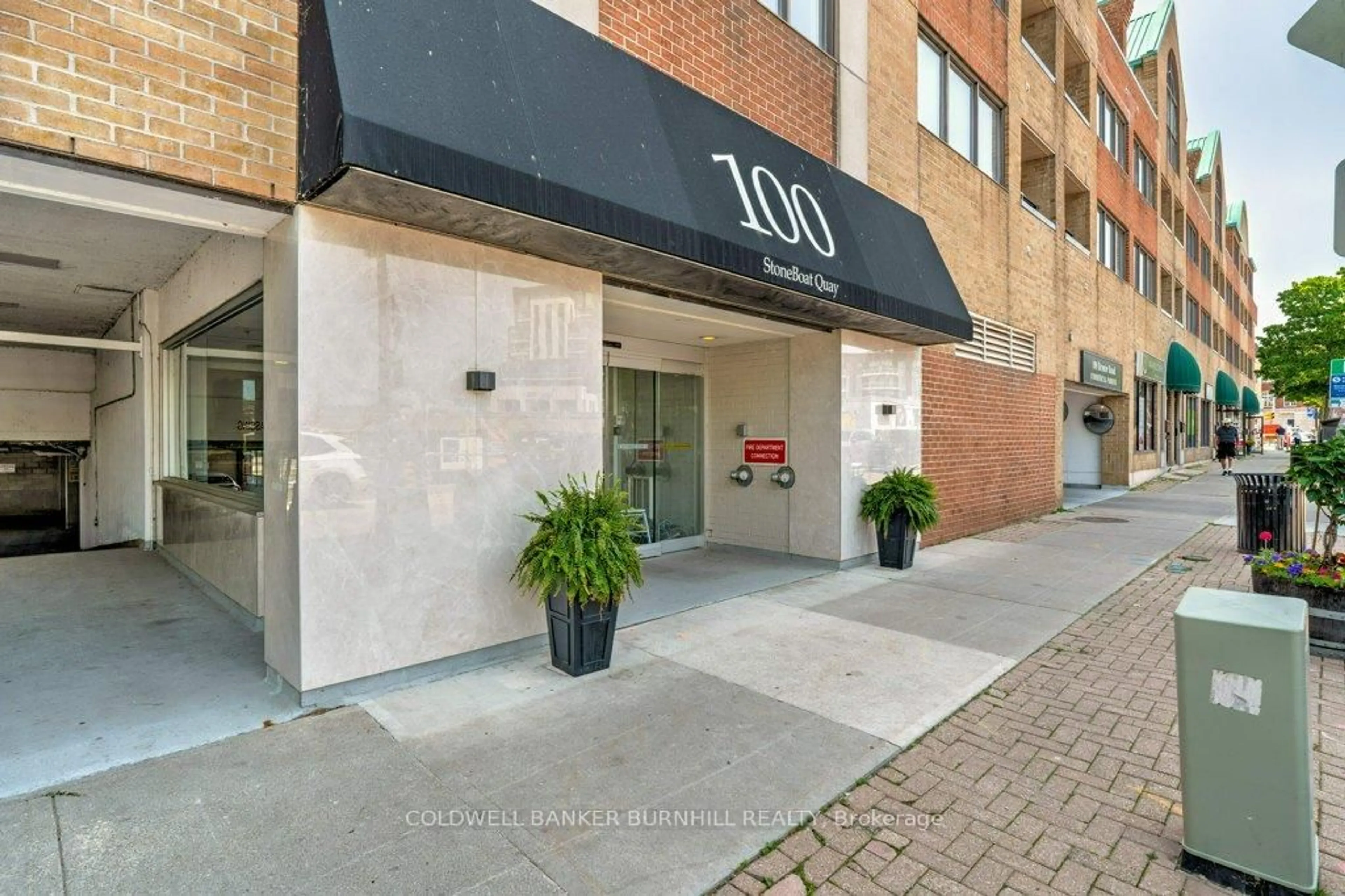 Indoor foyer for 100 Bronte Rd #214, Oakville Ontario L6L 6L5