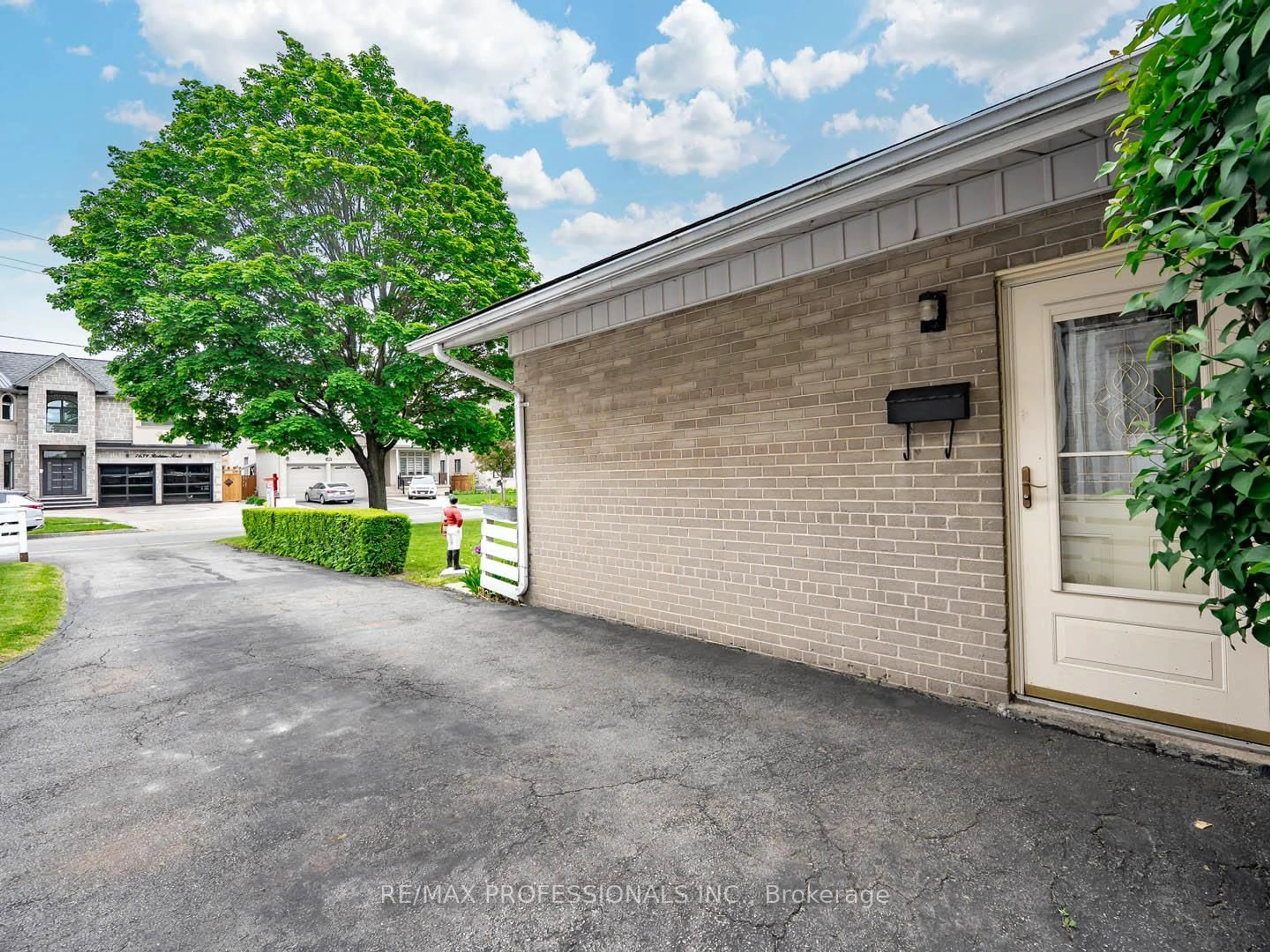 Unknown for 7638 Redstone Rd, Mississauga Ontario L4T 2B9