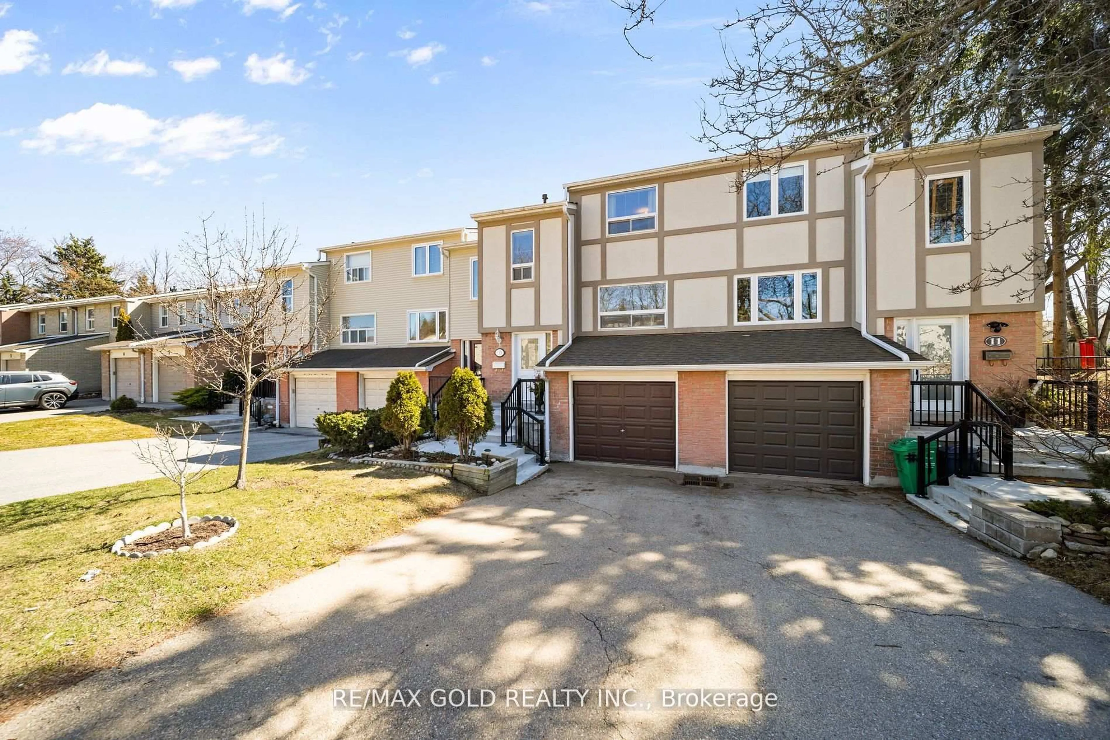 A pic from outside/outdoor area/front of a property/back of a property/a pic from drone, street for 1050 Shawnmarr Rd #10, Mississauga Ontario L5H 3V1