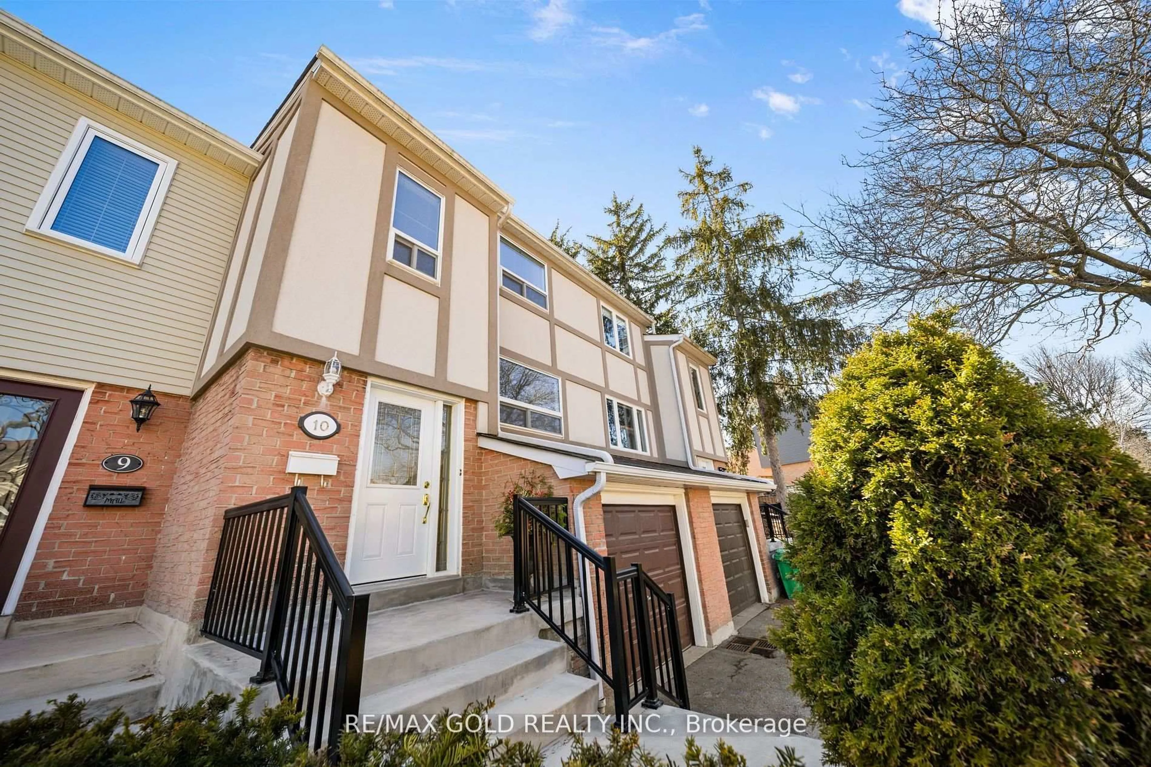A pic from outside/outdoor area/front of a property/back of a property/a pic from drone, street for 1050 Shawnmarr Rd #10, Mississauga Ontario L5H 3V1